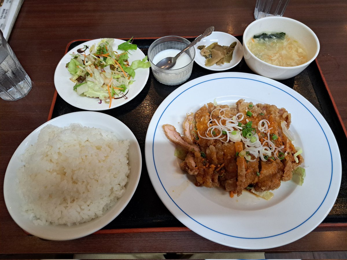 tetsu19841's tweet photo. 今日は我孫子市にある華蓮厨房でランチ🎵
油淋鶏定食美味しい✨ライス大がかなりのボリュームです👍️ https://t.co/ocghZ6ypvj