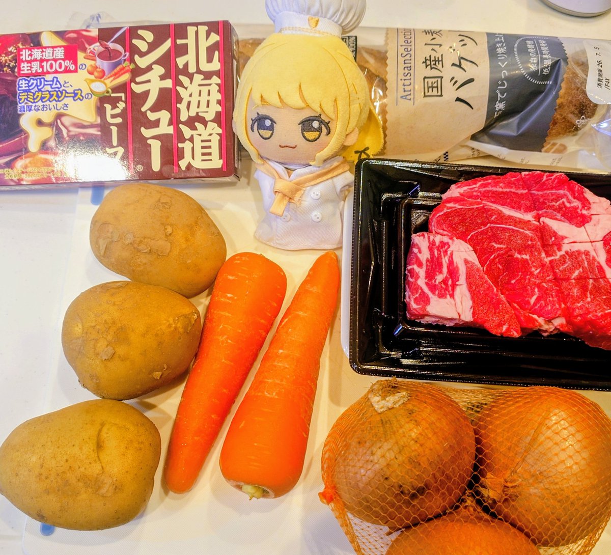 gakumasu_405's tweet photo. ことね「㊗️プロデューサー腕のヒビが治った記念で今からビーフシチュー作るよ！」

Ｐ「お祝いしていただきありがとうございます
作る前に写真載せるのは珍しいですね」

ことね「３週間ぶりぐらいにちゃんとお料理作るからテンション上がっちゃった！
完成は７時半ぐらい！！」

＃初星学園ぬいぬい部 https://t.co/ws56K2LtMc