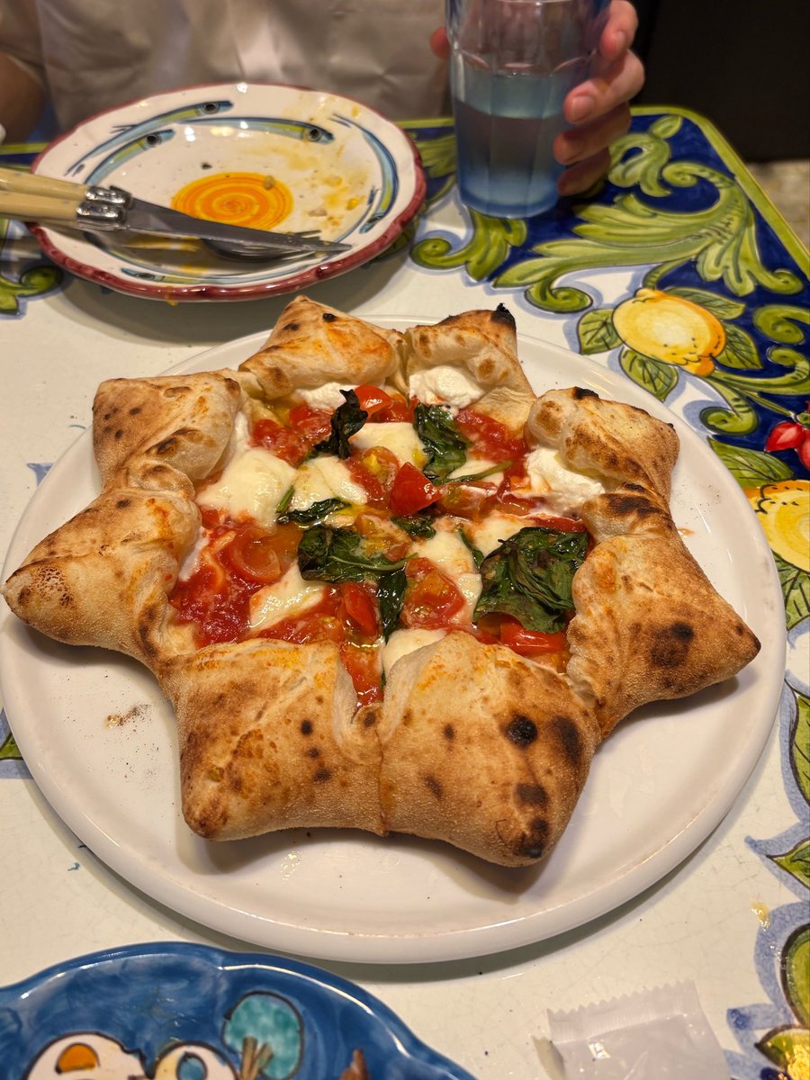 sqlxi_02's tweet photo. 📍LA STAZIONE DELLA PIZZA

昨日食べた激うまピザ🍕
星型が可愛すぎた~❕𖤐´- https://t.co/OREBPWaTRl