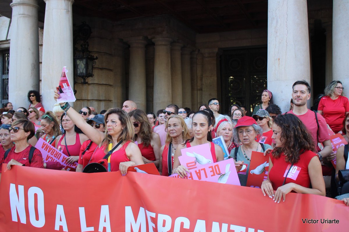 esquerraunida's tweet photo. Ahir vam eixir als carrers de València per a alçar el crit pels animals enfront dels qui volen que siguen un negoci. https://t.co/ziYRxtbflt