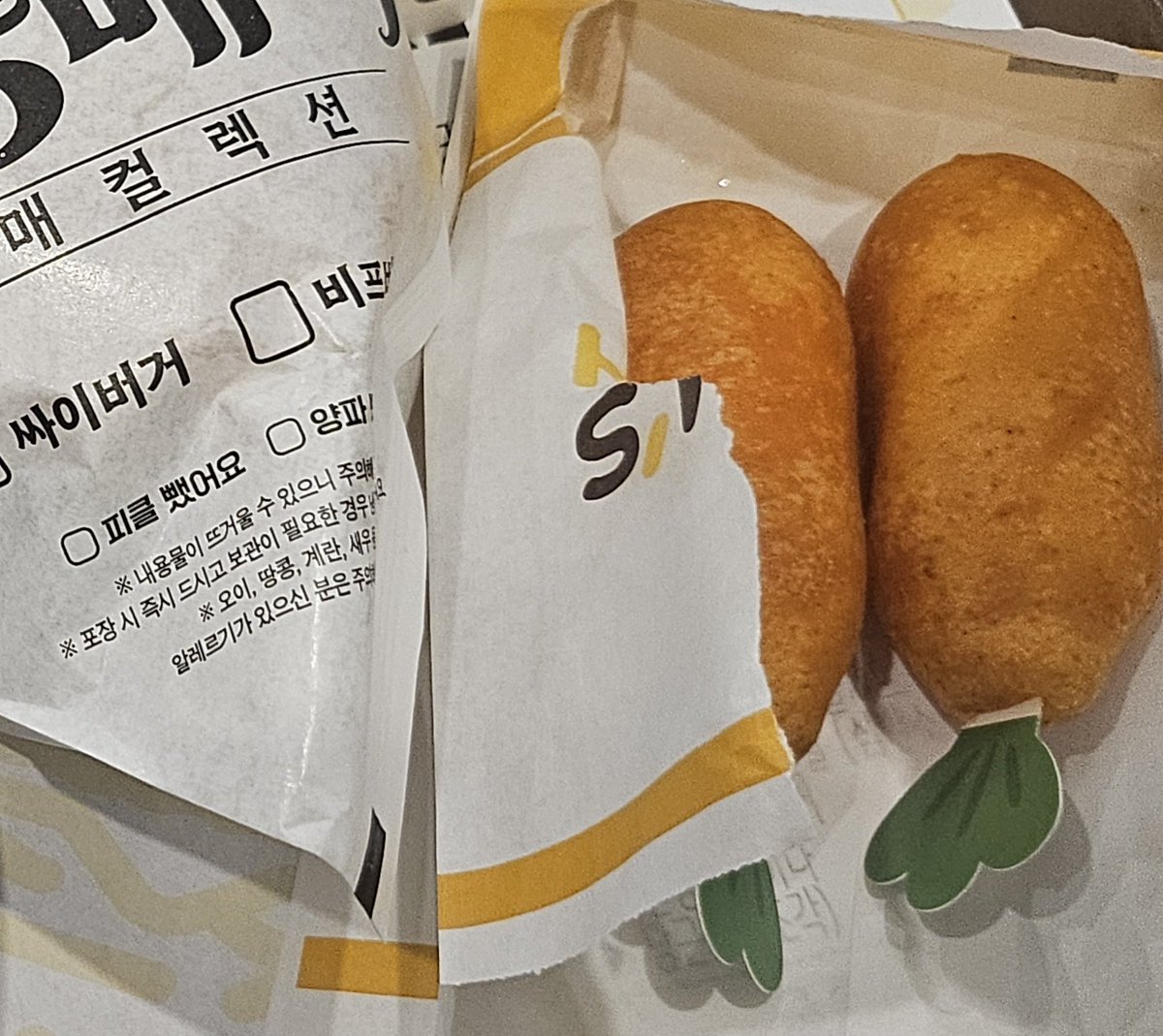 rrmeluu's tweet photo. 치즈볼 좋아하시는 분들은 맘스터치 당근빵을 꼭 먹어보시길.. https://t.co/tQjSVxrbC8