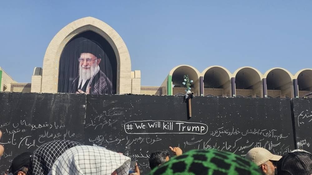 Mojtaba_Seadati's tweet photo. ترجمهٔ مستقیم به انگلیسی:

> Why should we not kill the one who killed my Imam?
It is our shame if we do not kill your murderer.
From this day on, the shroud replaces the clothes upon our bodies.
By your blood, we swear: killing Trump is our duty.
#iran https://t.co/rcNKnCAlH6