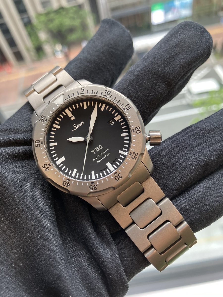 sinndepot's tweet photo. T50 ブレス仕様 入荷しました！

直径41mm×厚さ12.3mmで脅威の500m防水！

特殊結合方式のベゼルとArドライテクノロジー搭載

船級・認証機関DNV（旧ゲルマニア・ロイド）の検定済み

1番は高強度チタンによるこの軽さ

軽くてシンプルな時計をお探しの方にぜひ

#Sinn #ジン #T50 https://t.co/lIR7G5BNEr