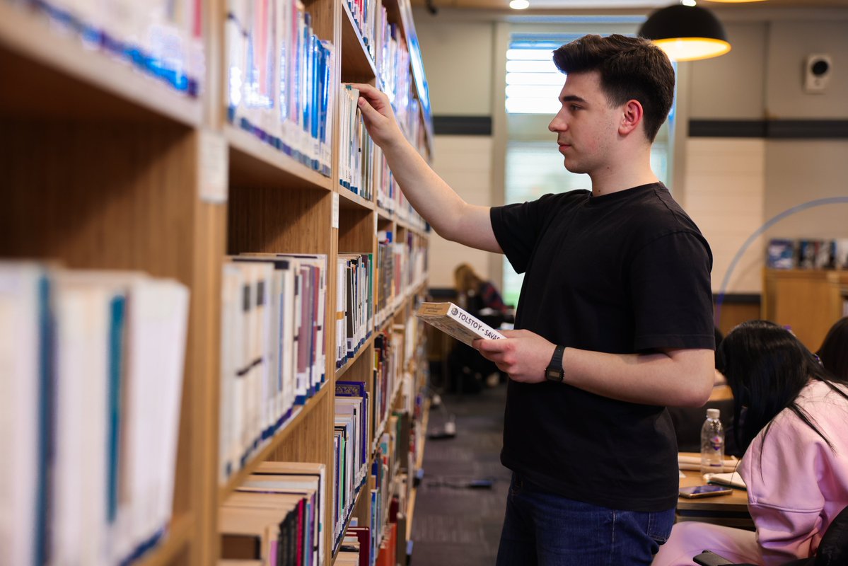 kocaelibld's tweet photo. Yazın da kütüphanelerimizin müdavimleri burada. 📚☀️ 
Serin, sakin ve ilham veren ortamıyla kütüphanelerimiz, yaz boyunca okumaya, çalışmaya ve üretmeye eşlik ediyor. ✨ https://t.co/ABXfbErZb8
