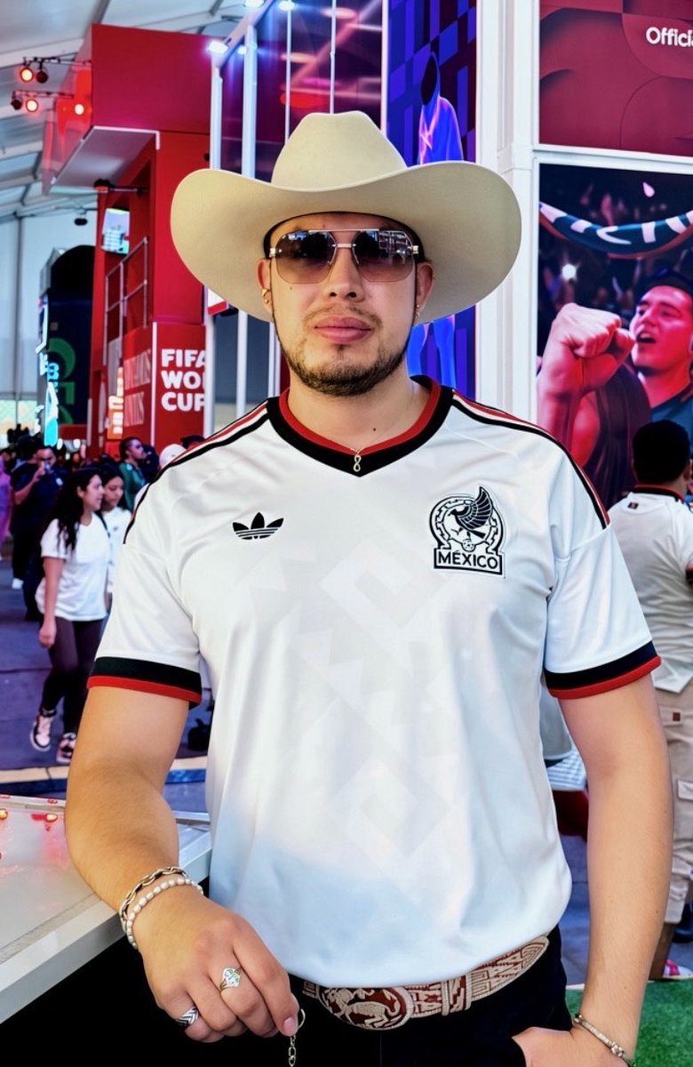 alexgil_v's tweet photo. Ahorita nada de que verbo “To be”, puro #mexicano. 

#YSiSí 🇲🇽 https://t.co/255gvVl6sy