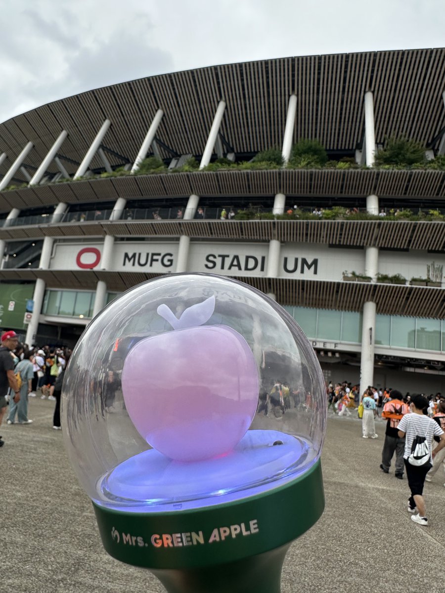 soobinlapin1205's tweet photo. 今日はミセス@/国立競技場🏟️
FC限定なのにずっと当たらなかったけど最後の最後でゲットできたー🎫
しかもオーラス✨

スタジアムでライブしたいって言ってるテヒョンにもこの景色を見てほしかった！

いつかはトゥバも単独公演を🎤🏟️

明日は仕事とか忘れて楽しむ😊 https://t.co/epac3bOOyF