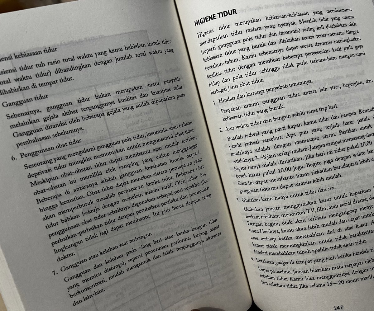 afrkml's tweet photo. #PENTING
Aku ada tips buat kamu yg lg kacau pola tidurnya. Bookmark aja dulu!

1. Usahain tidur & bangun pada waktu yg sama setiap hari, meski weekend.
2. Pastiin kasur & kamarmu nyaman. Bantal gak ketinggian
3. Tidur lampu gelap. Klo masih belum bisa, coba redupin ruangannya, atau latihan pake masker penutup mata
4. Jangan konsumsi kafein 6 jam sebelum tidur
5. Jangan pula makan berat dlm 2-3 jam sebelum tidur
6. Jgn tidur siang terlalu lama. Maksimal 20-60 menit aja. Terus jgn pula tidur siang di atas jam 3 sore
7. Olahraga teratur. Udah banyak yg ngebuktiin klo olahraga bikin tidur lebih nyenyak. Tapi jgn olahraga berat di 1 jam sebelum tidur ya!

Kira2 bisa dilakukan nggak?