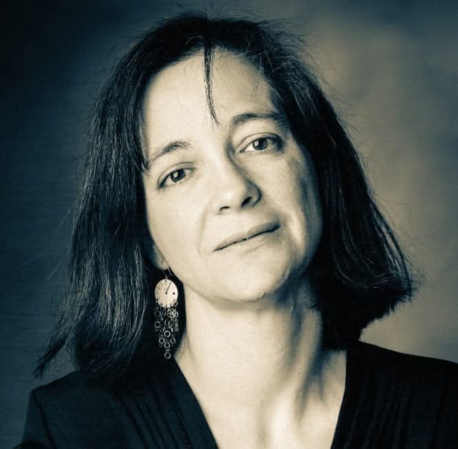 JaumeMarfany's tweet photo. Avui, fa 28 anys, ens va deixar Maria Mercè Marçal:
"Avui, sabeu? les fades i les bruixes s'estimen.
Han canviat entre elles escombres i varetes.
I amb cucurull de nit i tarot de poetes
endevinen l'enllà, on les ombres s'animen." https://t.co/YJR0y268MN