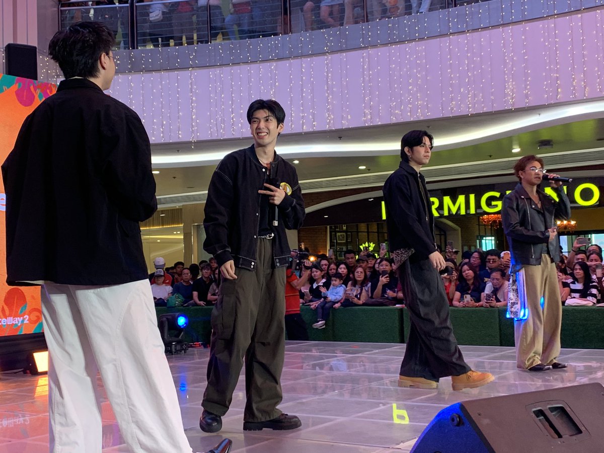 StarCinema's tweet photo. Grabe naman ang energy ng Wrive, di namin kinaya! 😩

📍Gateway Mall 2 Quantum Skyview 
#NewMovieAlert https://t.co/g25oYorMHs