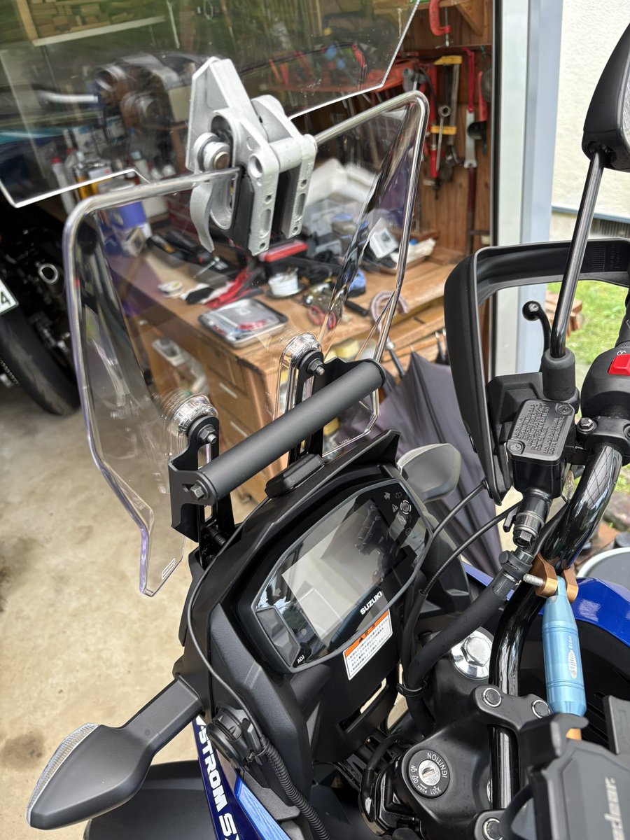 WEEKEND__RIDER's tweet photo. 初回点検とETCつけてもらったからちょっとずつカスタムしてこ!
まずはスクリーンのオフセットブラケットつけて、エクストラスクリーン付けたよ!
それからDユニットもつけたから、
次はフォグランプ、グリップヒーター、USB電源の追加!
#weekendrider #豊田市モトブログ #週おじ #vstrom250sx https://t.co/7mAeW7oqHz