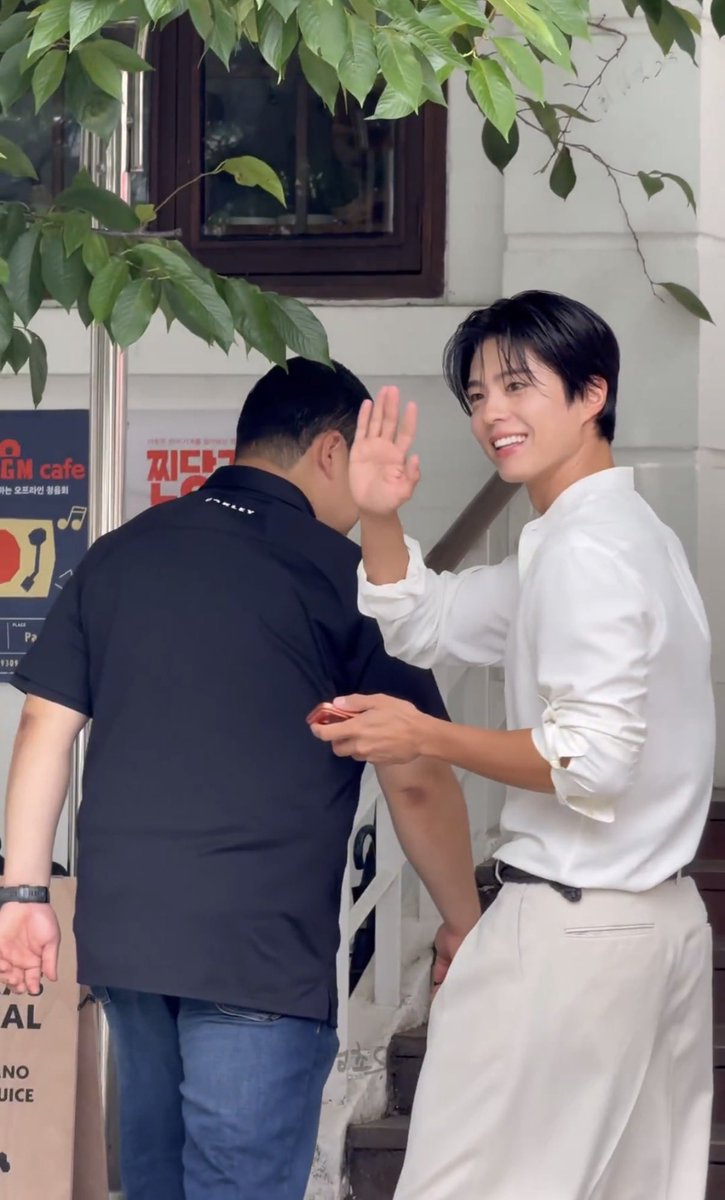 bogumsuni_24's tweet photo. 박보검 오늘 잘생김 한도초과셔🧡 https://t.co/Q7VWsVa3ii