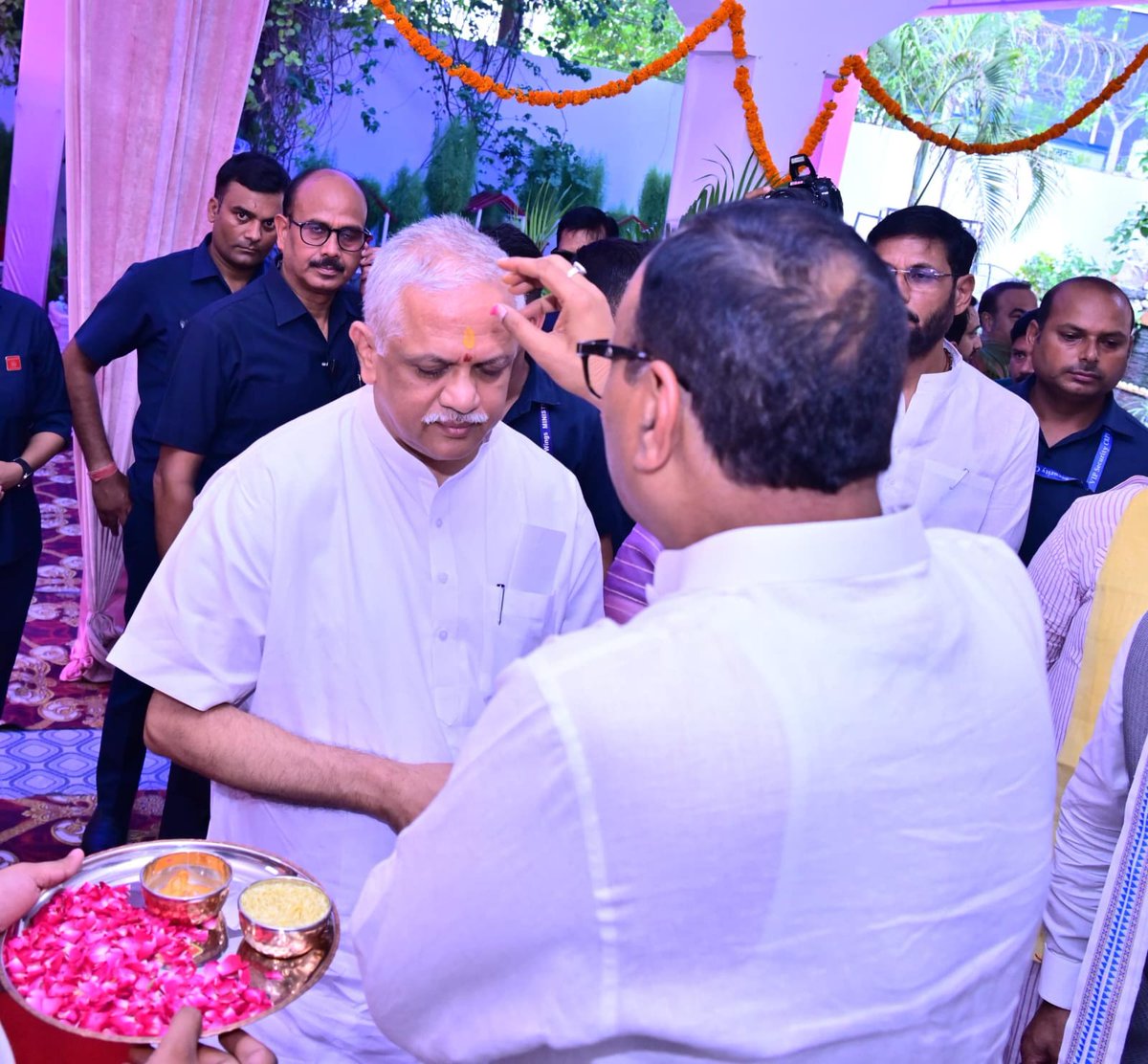 brajeshpathakup's tweet photo. आज आवास पर मा० राष्ट्रीय महामंत्री (संगठन) भाजपा आदरणीय श्री बी०एल० संतोष जी का आत्मीयतापूर्ण स्वागत करते हुए। 

@blsanthosh https://t.co/NsbmeaQi1v