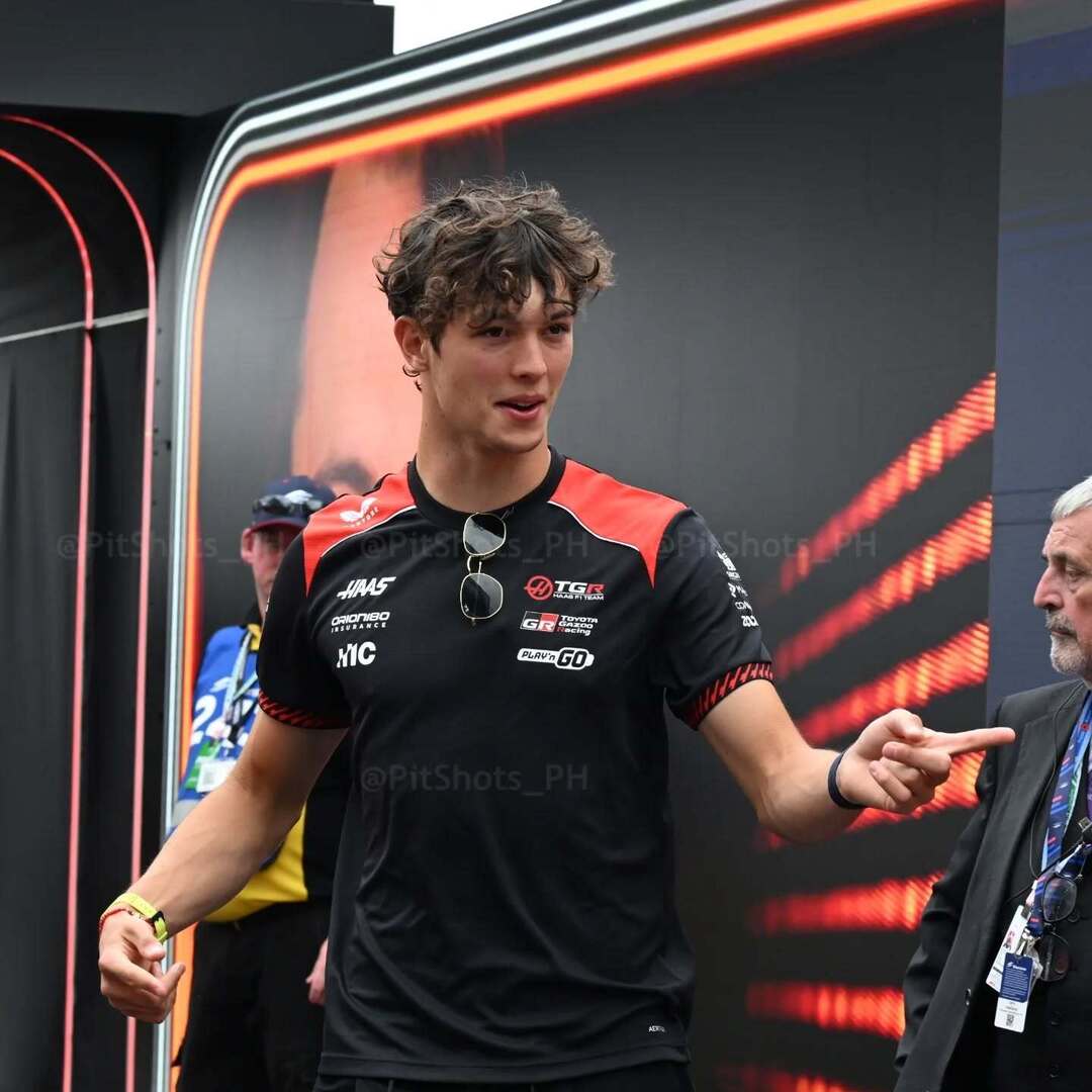 PitShots_ph's tweet photo. Which way to the Haas hospitality?

A moment of confusion for Bearman after signing autographs for the many fans 😅

Follow us to support our work 😊

#F1 #F1news #Skysport #motorsport https://t.co/rDk6olyihU