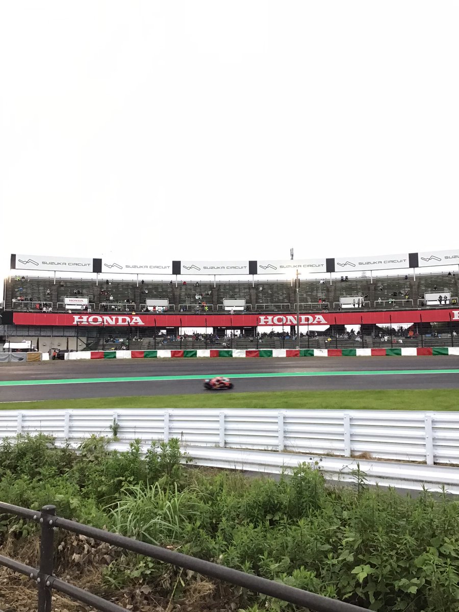 morima_parsec_2's tweet photo. 雨が止んだタイミングで2コーナーイン側まで写真撮りに行った結果、地面が泥まみれで靴が大変なことに笑 https://t.co/7GVZy2cTIr