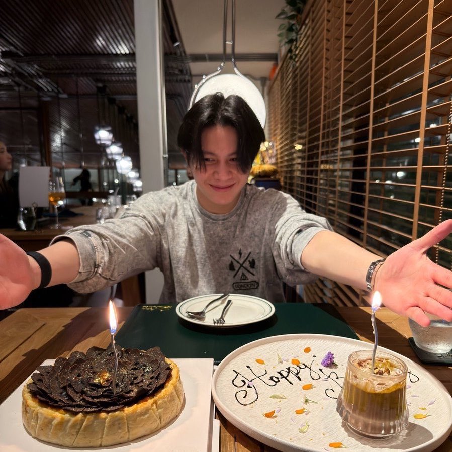 moowanH's tweet photo. ยิ่งดูเบื้องหลังแบบนี้ยิ่งมีน้ำตา วิลเลี่ยมงานแน่นจนไม่มีเวลาไปซ้อมกับวง มีเวลาซ้อมวันเดียวก่อนขึ้นคอนด้วยซ้ำ แต่ก็ยังหาเวลาไปดินเนอร์วันเกิดย้อนหลังกับพี่เอสอะ เข้าใจน้องเอสแล้วว่า We always find time เพราะต่อให้ตารางชีวิตแน่นแค่ไหน แค่เป็นเอส วิลเลี่ยมก็จะหาเวลาให้ได้เสมอ😭

꒰ #WilliamEst ꒱ ✧