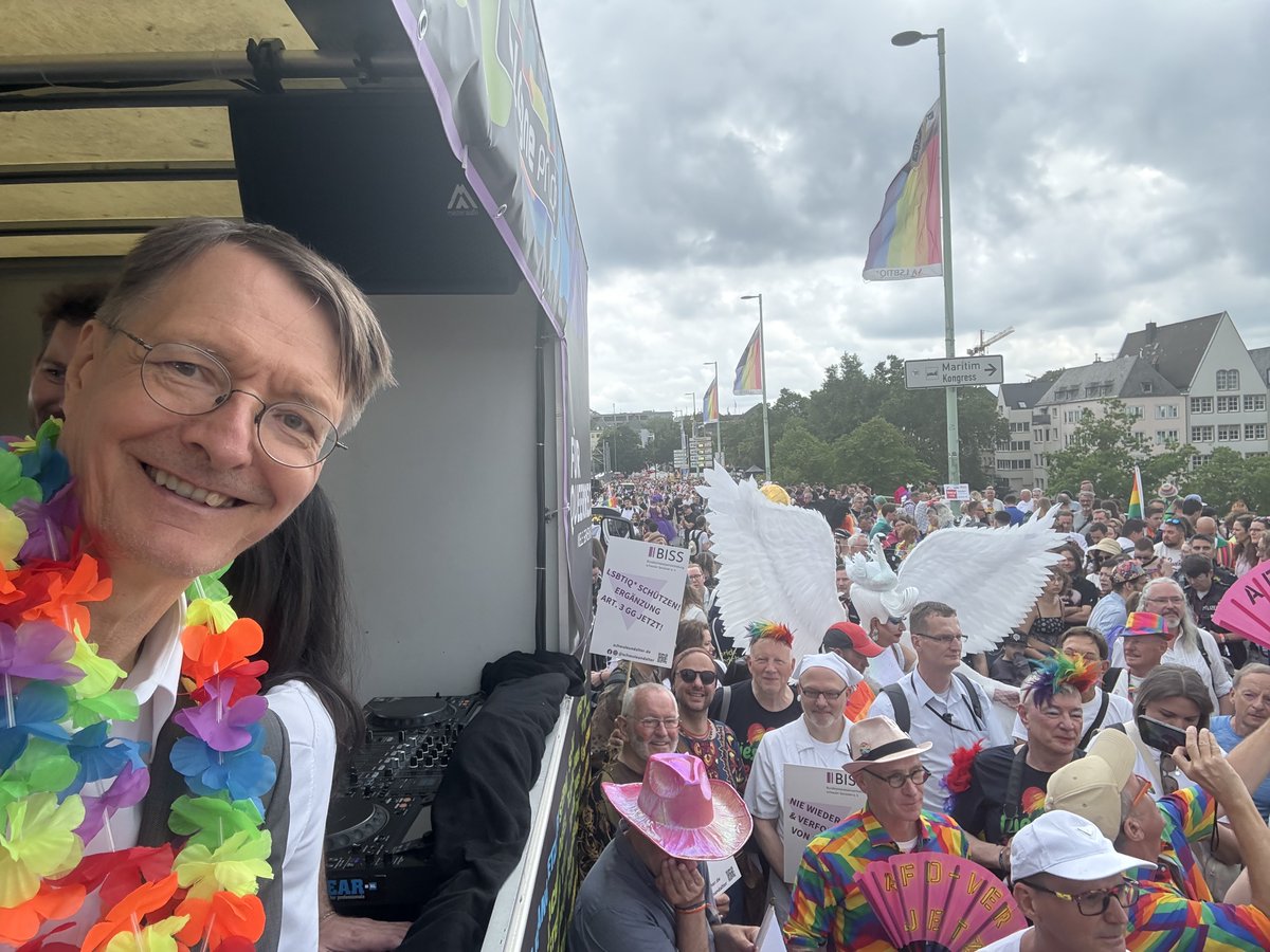 Karl_Lauterbach's tweet photo. Gleich beginnt #ColognePride. Die Stimmung ist hier zwar gut, aber tatsächlich werden Rechte queerer Menschen immer weniger geschützt in Deutschland. Daher sind alle demokratischen Parteien hier gemeinsam auf der Straße. Politik mit Hass und Hetze muss friedlich bekämpft werden. https://t.co/VMOLSY3hX2
