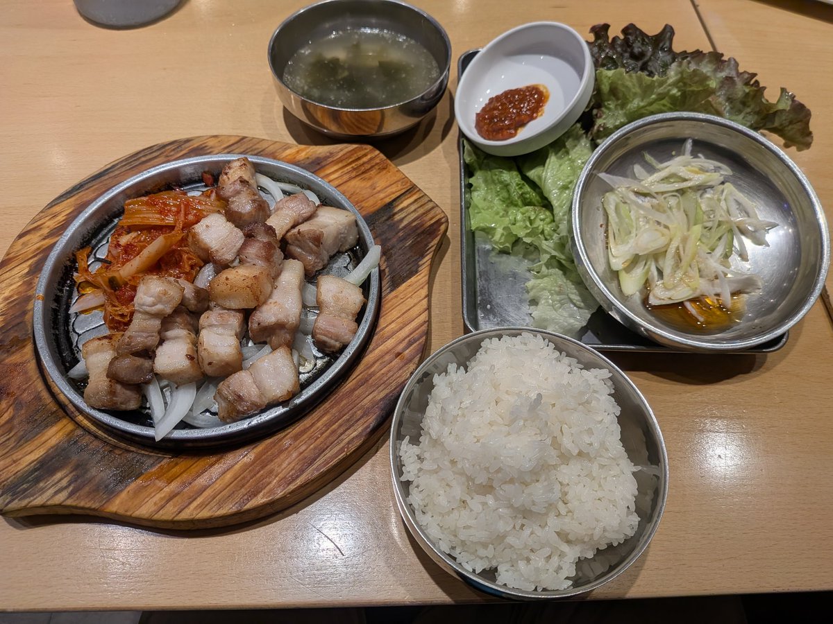 masawan931's tweet photo. 今日のお疲れ晩ごはん🍚

韓国家庭料理ジャン·モの

サムギョプサル定食🍚 https://t.co/BNNjEOTJGF