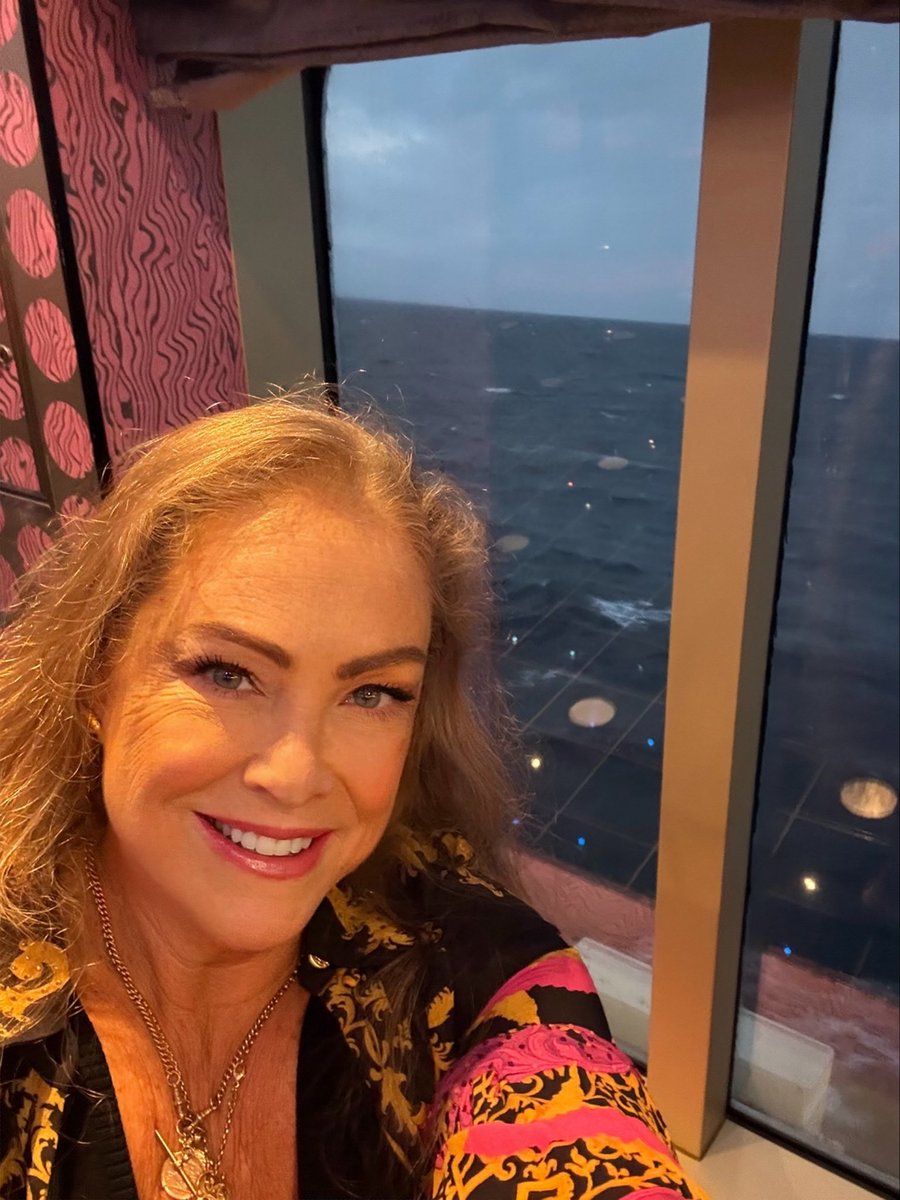 AlicatzAlison's tweet photo. Cruising on Carnival https://t.co/9F3QoAr6q1