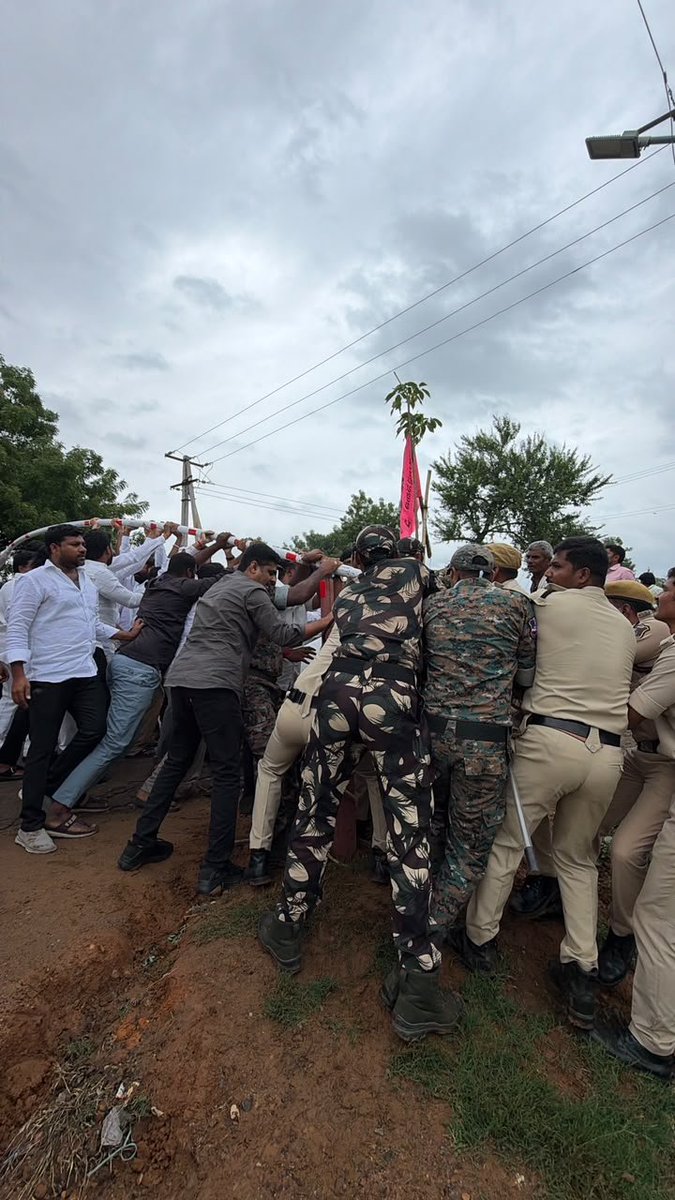 Nallabalu1's tweet photo. మహదేవ్‌పూర్ వద్ద బీఆర్ఎస్ నాయకులను వెళ్లనివ్వకుండా అడ్డంగా పెట్టిన బారికేడ్లను తొలిగించి ముందుకు సాగుతున్న మాజీ ఎమ్మెల్యేలు పుట్ట మధు, బాల్క సుమన్, రసమయి బాలకిషన్, గండ్ర వెంకటరమణారెడ్డి, ఎమ్మెల్యే కౌశిక్ రెడ్డి నాయకత్వంలోని బీఆర్ఎస్ శ్రేణులు.

జై తెలంగాణ నినాదాలతో మారుమోగిన పరిసరాలు.
