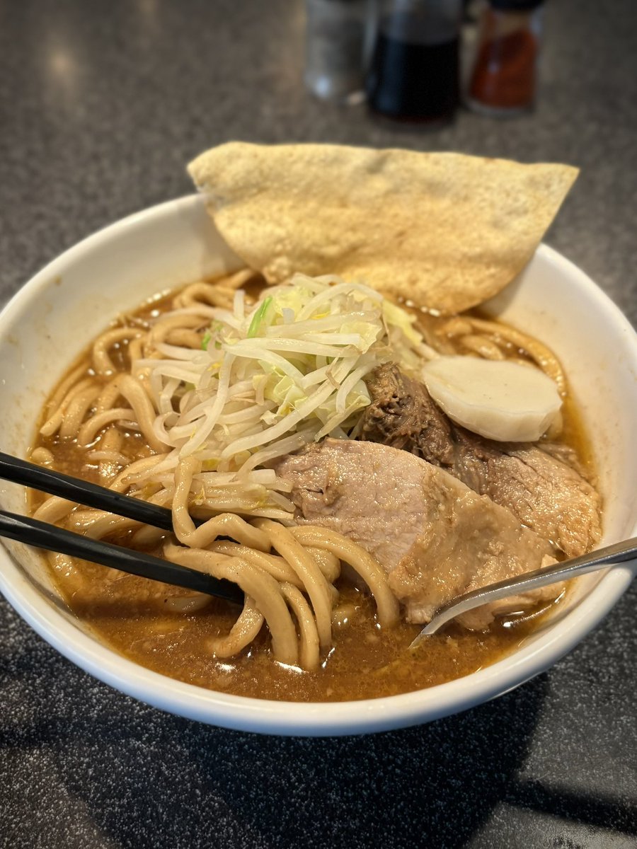 Hasuna_spice's tweet photo. 本日ご来店の皆様ありがとうございます。明日7/6(月)〜8(水)営業します。
まかないは極太麺"太め"で「スパイスラーメン」通常はちょっと芯を残すのが理想の茹で具合です。←写真2枚目
（お好みでもう少し茹でることも）（ハリボーはもっと芯に粉がしっかり残ってバッキボキ。オススメはしません。） https://t.co/MOwkKJvGRw