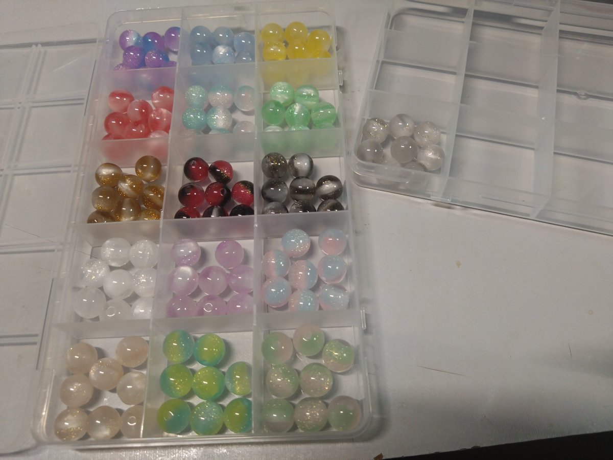 anko_com_'s tweet photo. 欲しかったUVで色が変わるビーズ、可愛いけど意味わかんない色のかわり方しててほんまおもろい 笑
青と黄緑のやつとかなんでそんなことなったん🤣 https://t.co/ExJtpX5d7T