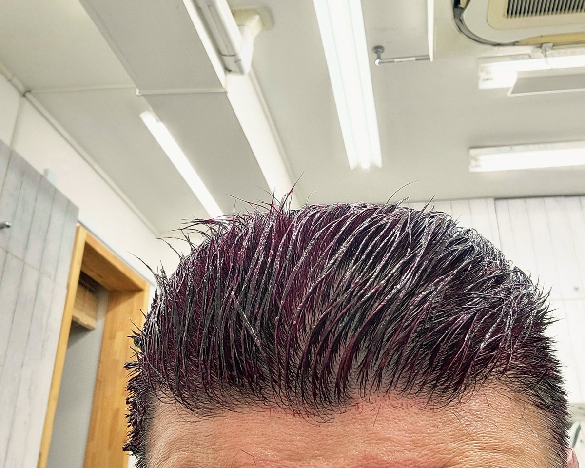 p_man005's tweet photo. 染めてるなう👨‍🦰 https://t.co/rjJDicCM4Y