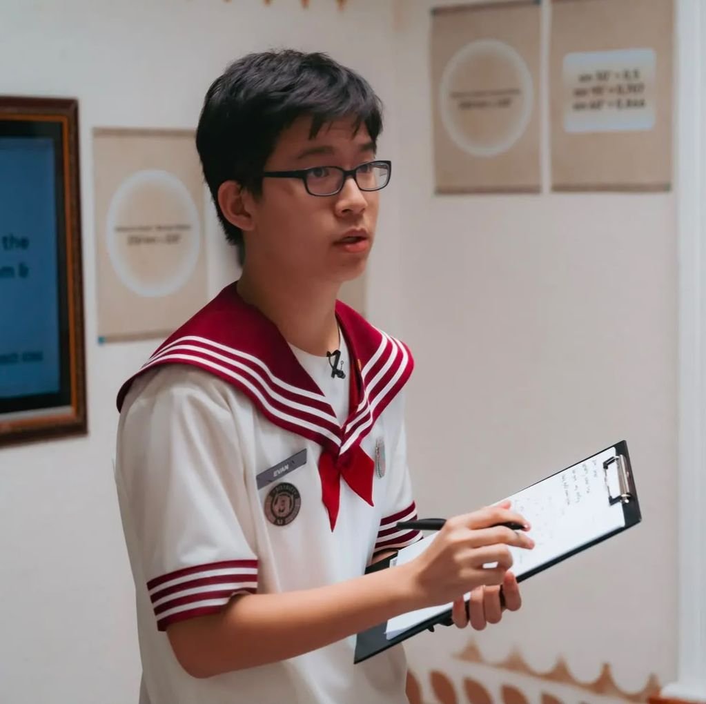insidefolkative's tweet photo. Profil Evan Nathanael, mahasiswa National University of Singapore (NUS) dengan GPA sempurna 5.00/5.00, yang kini jadi peserta Clash of Champions Season 3: 

- Berhasil meraih ASEAN Undergraduate Scholarship, beasiswa penuh yang menanggung seluruh biaya kuliah sekaligus memberikan uang saku.

- Mengambil double major di Computer Science dan Mathematics, dua jurusan yang dikenal memiliki tingkat kesulitan tinggi.

- Menjadi peraih medali perunggu di International Mathematical Olympiad, salah satu kompetisi matematika paling bergengsi di dunia.

- Mengoleksi medali di berbagai ajang matematika nasional, termasuk Gold Medal KSN Matematika 2021 dan Silver Medal OSN Matematika 2022.

- Menjadi runner-up Academy of Champions (AOC) sebelum kembali bertanding sebagai peserta Clash of Champions Season 3.

- Pernah menjadikan Massachusetts Institute of Technology sebagai kampus impian, namun akhirnya memilih NUS setelah memperoleh beasiswa penuh.

- Aktif sebagai Wakil Ketua NUS Angklung Ensemble, membuktikan tetap aktif berorganisasi di tengah padatnya perkuliahan.

- Mulai mengikuti kompetisi matematika sejak SD dan konsisten berprestasi hingga tingkat internasional.

- Memiliki prinsip belajar dengan memahami konsep, bukan sekadar menghafal rumus, yang membawanya meraih prestasi akademik konsisten.