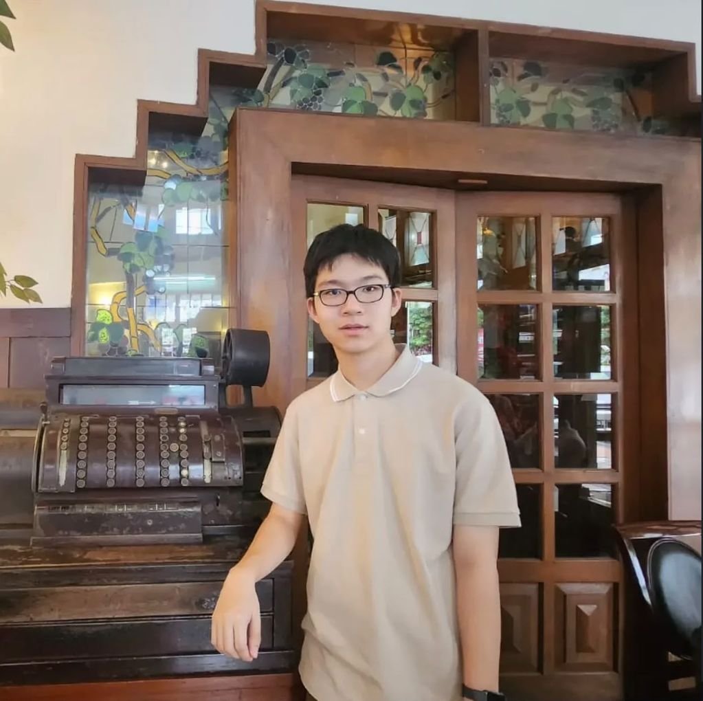 insidefolkative's tweet photo. Profil Evan Nathanael, mahasiswa National University of Singapore (NUS) dengan GPA sempurna 5.00/5.00, yang kini jadi peserta Clash of Champions Season 3: 

- Berhasil meraih ASEAN Undergraduate Scholarship, beasiswa penuh yang menanggung seluruh biaya kuliah sekaligus memberikan uang saku.

- Mengambil double major di Computer Science dan Mathematics, dua jurusan yang dikenal memiliki tingkat kesulitan tinggi.

- Menjadi peraih medali perunggu di International Mathematical Olympiad, salah satu kompetisi matematika paling bergengsi di dunia.

- Mengoleksi medali di berbagai ajang matematika nasional, termasuk Gold Medal KSN Matematika 2021 dan Silver Medal OSN Matematika 2022.

- Menjadi runner-up Academy of Champions (AOC) sebelum kembali bertanding sebagai peserta Clash of Champions Season 3.

- Pernah menjadikan Massachusetts Institute of Technology sebagai kampus impian, namun akhirnya memilih NUS setelah memperoleh beasiswa penuh.

- Aktif sebagai Wakil Ketua NUS Angklung Ensemble, membuktikan tetap aktif berorganisasi di tengah padatnya perkuliahan.

- Mulai mengikuti kompetisi matematika sejak SD dan konsisten berprestasi hingga tingkat internasional.

- Memiliki prinsip belajar dengan memahami konsep, bukan sekadar menghafal rumus, yang membawanya meraih prestasi akademik konsisten.