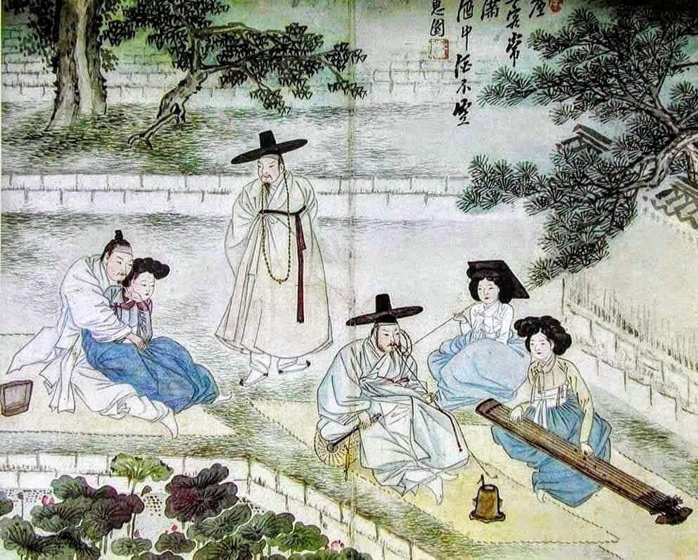 Korea_na_jezyku's tweet photo. 🌸 Niedziela z koreańską sztuką 🌸

Wyobraźcie sobie letnie popołudnie nad stawem pełnym kwitnących lotosów. Wśród poruszających się lekko wachlarzy i cichych rozmów nagle rozbrzmiewają subtelne, przejmujące dźwięki instrumentu - to gayageum (가야금), cytra, której brzmienie koi duszę i pobudza wyobraźnię… 

Tak oto przenosimy się do XVIII-wiecznej Korei, wprost na obraz Cheonggeum sangryeon (청금상련), czyli „Słuchanie cytry przy podziwianiu lotosów”, autorstwa Shin Yun-boka (신윤복), znanego jako Hyewon (혜원).

Na tym malowidle z legendarnego albumu Hyewon pungsokdo (혜원 풍속도, Narodowy Skarb nr 135), spotykamy gisaeng (기생) - niezwykłe artystki, które oczarowywały gości muzyką, śpiewem i tańcem. Ich kunszt gry na gayageum (가야금) nie tylko umilał czas arystokratom, ale był prawdziwym sercem koreańskiej kultury (한국 문화, han-guk munhwa).

Gayageum to tradycyjny koreański instrument strunowy, często nazywany cytrą koreańską. Jest to jeden z najbardziej rozpoznawalnych instrumentów Korei. Ma miękki, ciepły, delikatny dźwięk. Dzięki temu doskonale nadaje się zarówno do muzyki solowej, jak i zespołowej. Tradycyjnie wykonywano na nim muzykę dworską, ludową, ale dziś wykorzystywany jest również w muzyce współczesnej czy nawet w jazzowych aranżacjach.
Gayageum pojawia się nie tylko w sztuce, ale i w wielu filmach, dramach czy prezentacjach kultury koreańskiej. 

Kim był sam autor obrazu?
Shin Yun-bok (신윤복, Hyewon 혜원) to jeden z najbardziej znanych malarzy epoki Joseon (조선, 1392–1897). Żył na przełomie XVIII i XIX wieku, a jego twórczość wyróżnia się odwagą w ukazywaniu scen codziennego życia oraz subtelnym ujmowaniem uczuć i relacji między ludźmi. Shin Yun-bok był mistrzem malarstwa gatunkowego (pungsokhwa 풍속화), które z wrażliwością i humorem pokazywało obyczaje, rozrywki i relacje społeczne tej epoki. Jego twórczość do dziś budzi zachwyt nie tylko w Korei, ale i na całym świecie. Barwny świat Joseon, który ukazywał, pełen był zarówno ulotnego piękna, jak i codziennych trosk - a wszystko to odbija się w jego niezwykłych dziełach.

Patrząc na prace Hyewona, możemy niemal usłyszeć szmer rozmów i poczuć ciepło letniego powietrza sprzed trzystu lat. To nie tylko obraz, to brama do świata, który wciąż żyje w koreańskiej sztuce i muzyce.