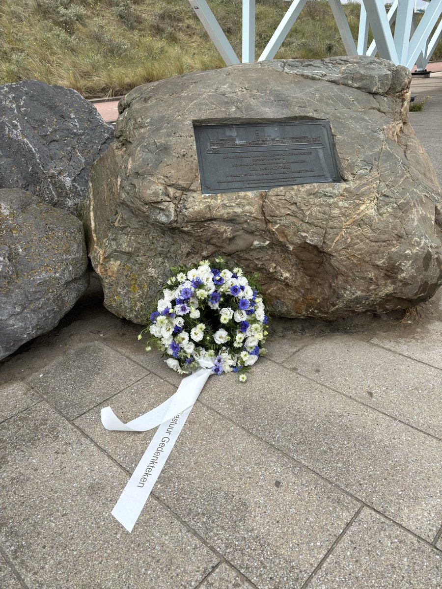 FaldeRaldera's tweet photo. @corien_glaud Vanochtend is er een bloemstuk bij het monument gelegd. https://t.co/3BW88wUTtk