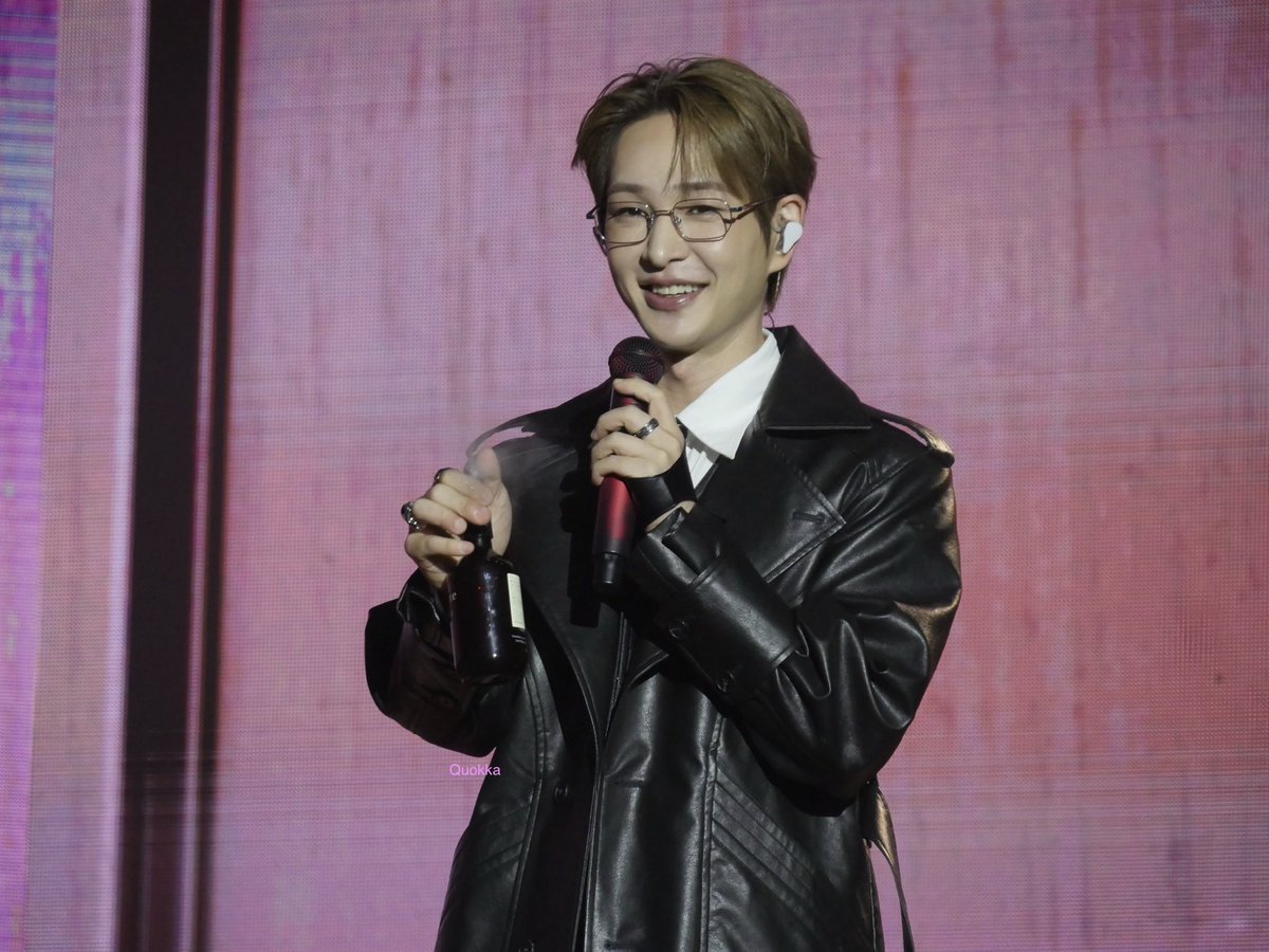 52Neelove's tweet photo. 그냥 하나 더 투척 
이거 향 아직도 좀 궁금함…😋
아유 이뻐

#온유 #ONEW #이진기 #그리핀 https://t.co/XncMR6PSNI