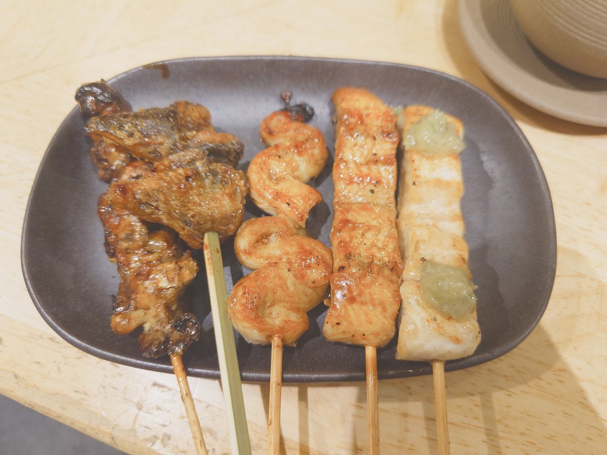 hanncu7's tweet photo. 仙台駅で夜ご飯食べてたけど鰻の串焼きとか骨煎餅初めて食べました
骨煎餅また食べたい
普通に美味しかったし食べ続けられそうな感じだった
埼玉にないかな https://t.co/wcRp6TuHxF
