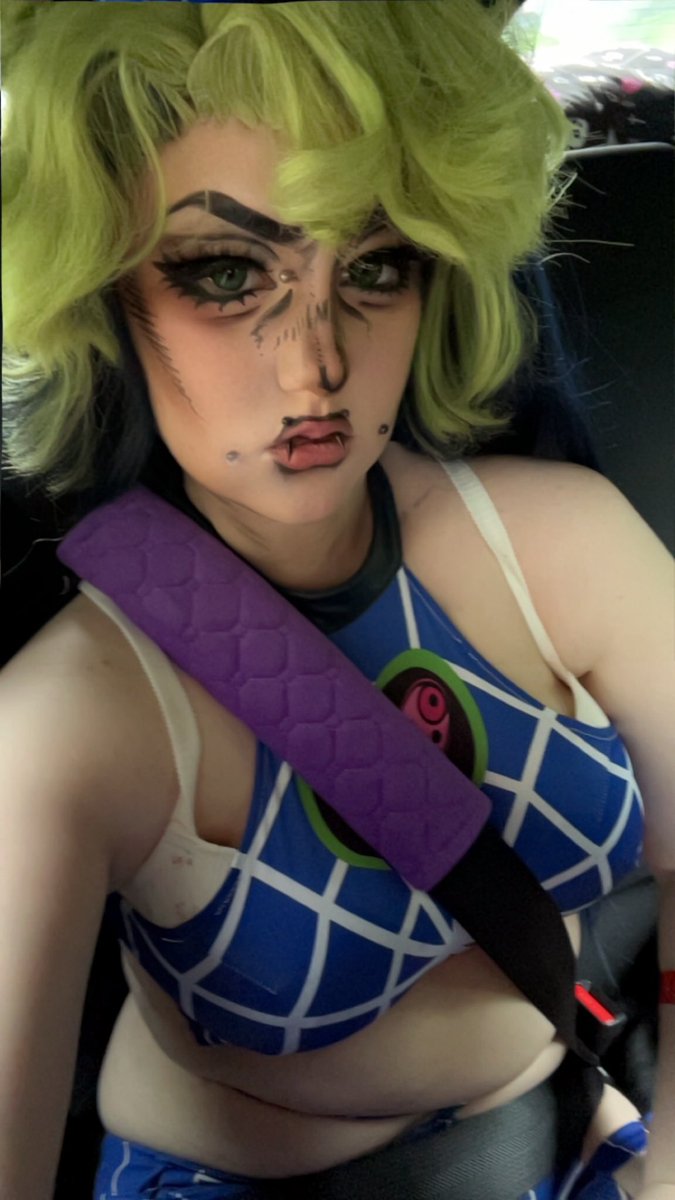MommaKujoCos's tweet photo. Jolyne for con todayyyy ^^ 

(today is NOT my day…my green lipstick I forgot to grab. My fucking button popped off the trousers! Ugggghh AND ITS RAININGGGGG) https://t.co/lYirFAyIF3