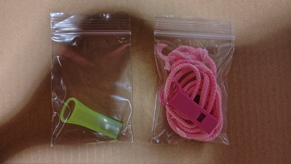 TTRGVCU's tweet photo. 防災における蓄光ですけど、そもそも懐中電灯も手に届くとこに置いとくと良いです、蓄光つっても励起って言うんですか？予め光にあてとかないと光らないですから、昼間ならオレンジの方が目立つよね私のはピンクですけど、ちなみに私は蓄光笛を小袋に入れてネオジム磁石でスチールラックに付けてます https://t.co/VSytetufs9