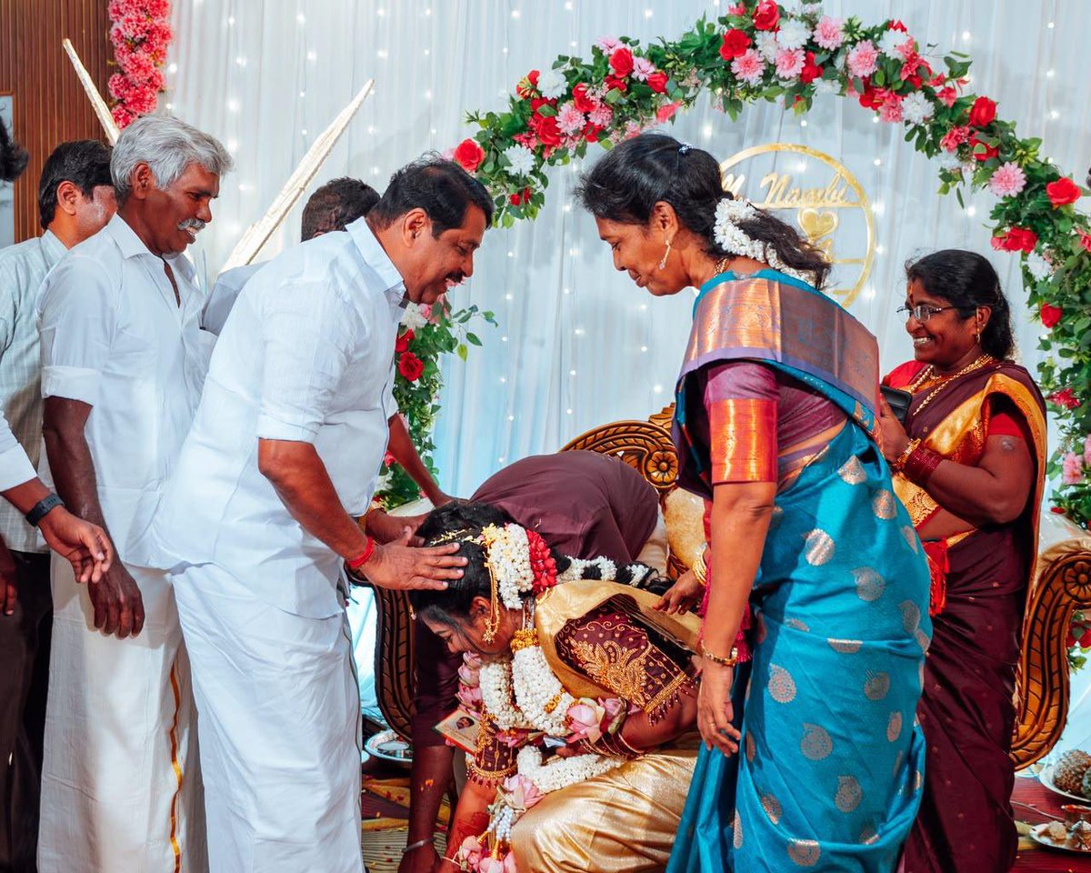 NainarBJP's tweet photo. இன்றைய தினம் திருநெல்வேலி பாளையங்கோட்டையில் நடைபெற்ற திருநிறைச்செல்வன் நம்பி மற்றும் திருநிறைச்செல்வி உமா மகேஸ்வரி ஆகியோரின் திருமண நிச்சயதார்த்த விழாவில் கலந்து கொண்டு அவர்களை வாழ்த்தி ஆசீர்வதித்தேன்.

மேலும் விரைவில் திருமண வாழ்க்கையை தொடங்க இருக்கும் அவர்கள் வாழ்வில் எல்லா வளமும் வளமும் பெற்று இன்புற்று வாழ எல்லாம் வல்ல இறைவனை பிரார்த்தித்தேன்.

இந்த நிகழ்வில் திருநெல்வேலி வடக்கு மாவட்ட தலைவர் திரு. முத்து பலவேசம் அவர்கள் உடன் கலந்து கொண்டு வாழ்த்தினார்.