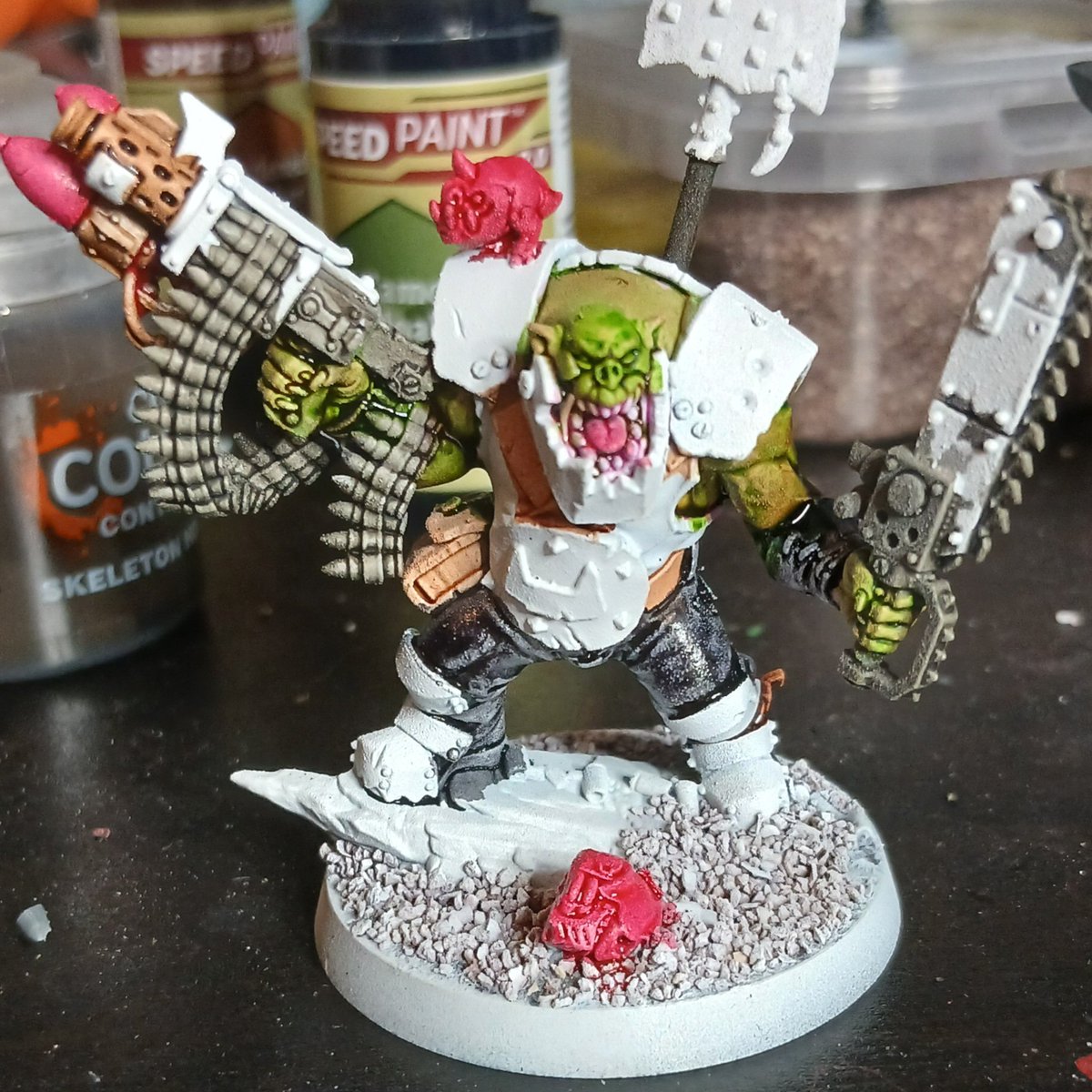 ChaosWulff's tweet photo. Well, Speed Paint seems to work way better when your mini is properly primed.
Still, this is my first time using the stuff & I'm sure things will get better but I'm happy enough so far since it speeds up painting orks by a LOT.
#BadMoons #Orks #WarhammerCommunity #Warhammer40K https://t.co/LutBupXMkP