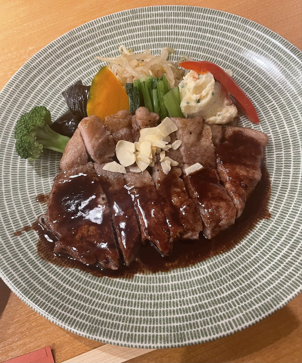 ag48ers's tweet photo. Yamanashi ポークソテー（赤ワインソース）
#笛吹市
#山梨県
#心音KITCHEN https://t.co/00dU9nz7Xi