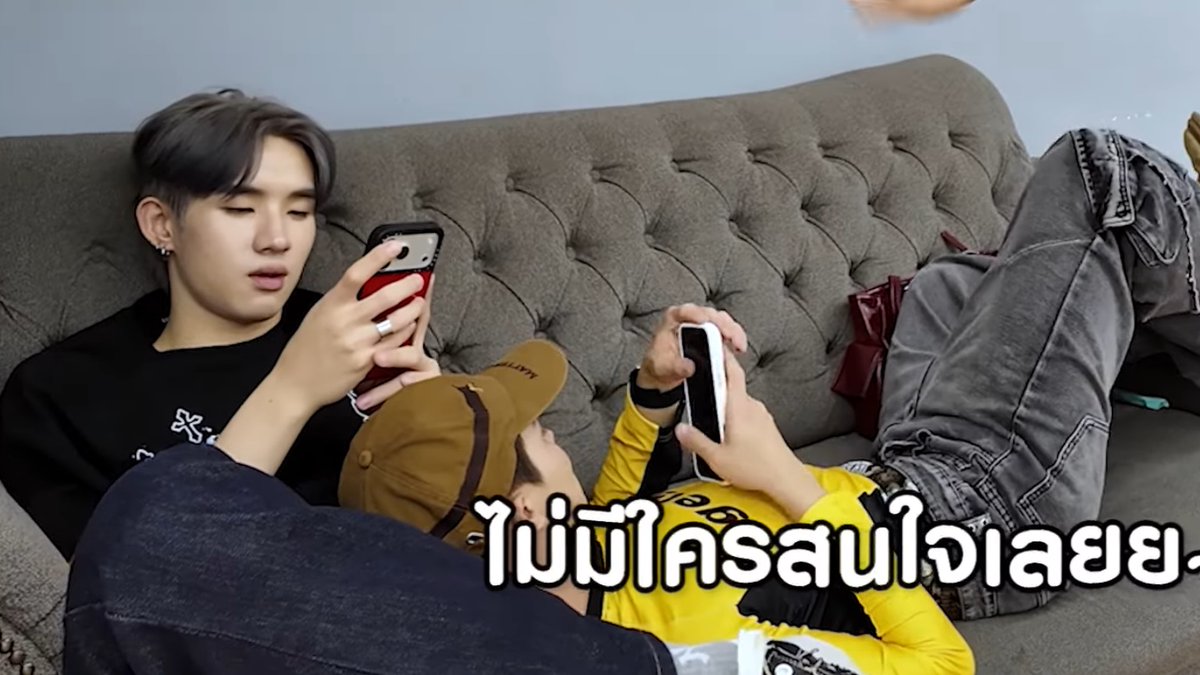 tongtongshi03's tweet photo. เลโก้ไม่ชอบพี่ฮง กี่โมงง หลังกล้องเห็นนอนหนุนตักทุกรอบ 👀 https://t.co/Tx3P5Zm5ya
