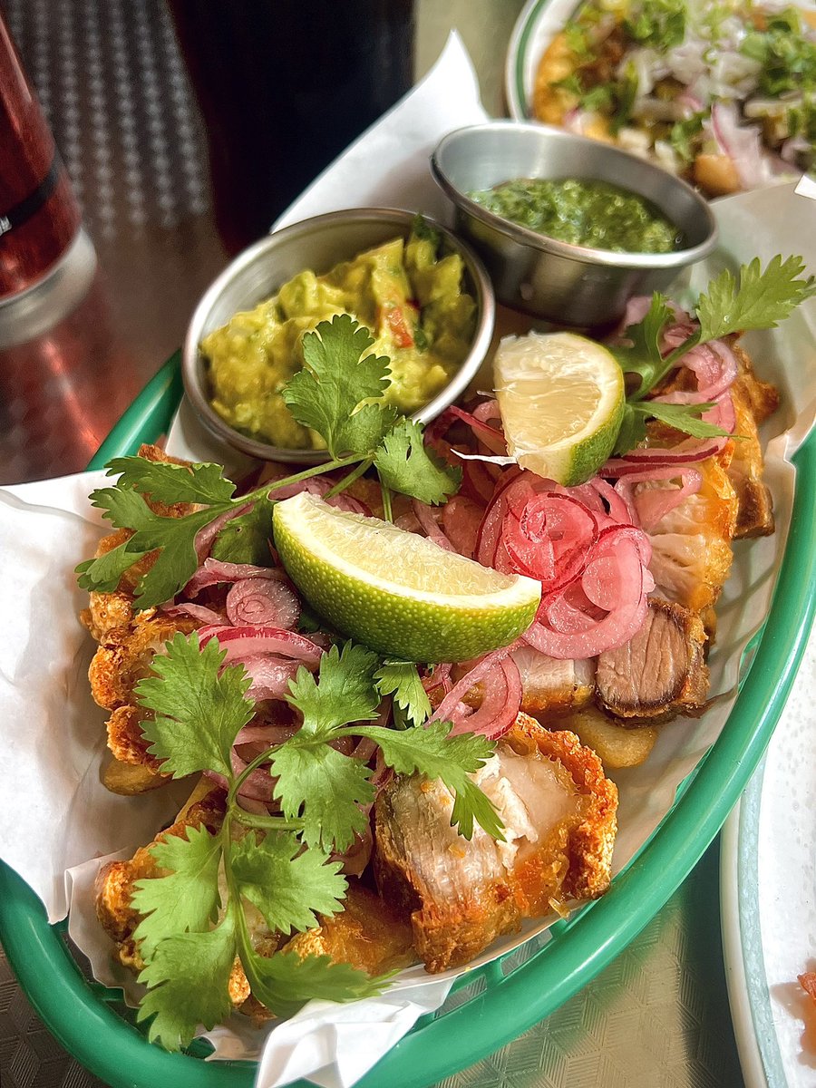 utunotdtd's tweet photo. 이태원 크리스피 포크타운 

🌮가게에서 스페인어가 들리는 검증된 맛집이고 직접 만든 옥수수 토르티야 타코들과 누구나 좋아할 비리아 퀘사디아, 크리스피한 치차론이 있다! 
고소한 뜨리빠(곱창) 타코 매우 추천 
슬슬 더워지는데 라임 듬뿍 뿌리면 이만한게 없음... (콜라도 병 콜라) https://t.co/eUr9ey8o3A