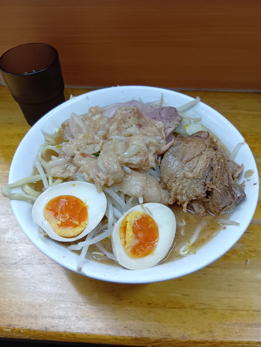 itaru20230410's tweet photo. 2026/07/05 ラーメン二郎立川店
ラーメン、味玉、やさい少なめ、アブラ

色んなことがありますが、大好きな立川　二郎を食べて自分の機嫌を取りました。
また頑張れる！

おいしいラーメンありがとうございます！ https://t.co/2oVsBK7l1S