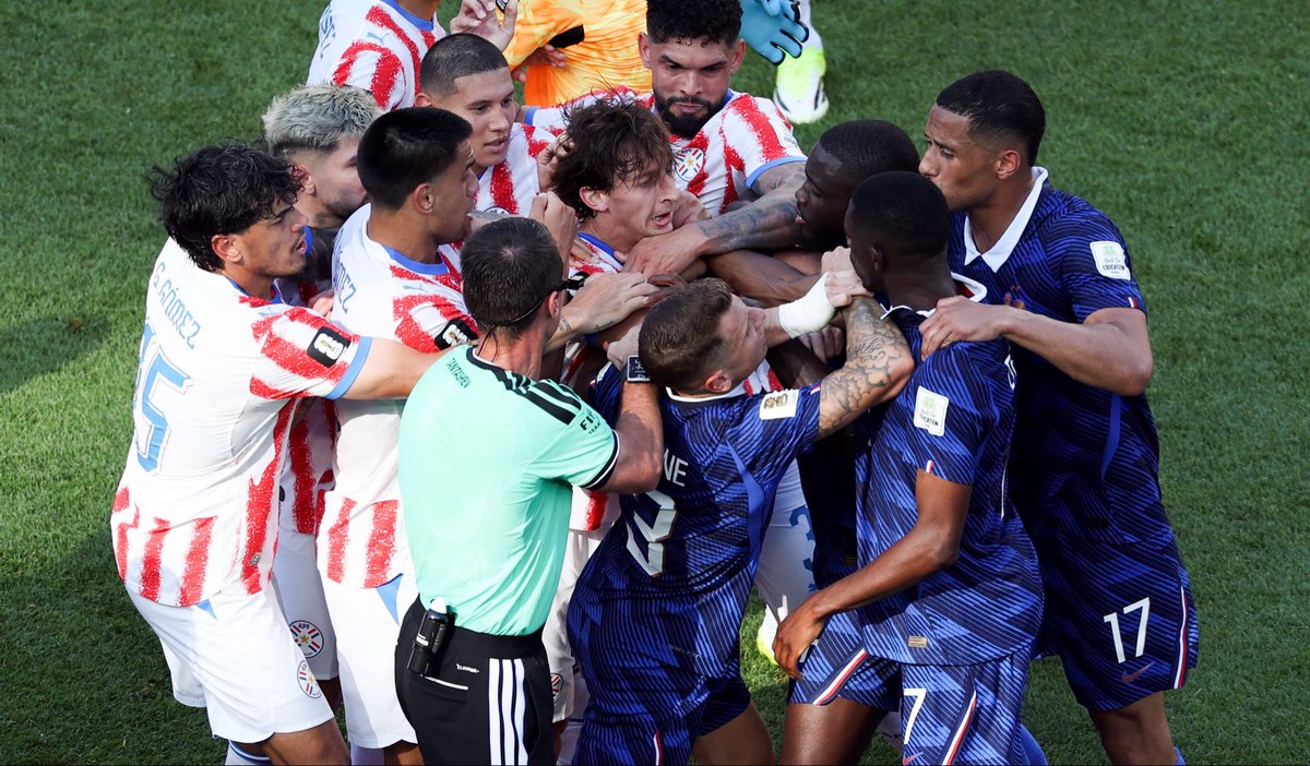 _BeFootball's tweet photo. 🚨 L’arbitre de Paraguay 🇵🇾 - 🇫🇷 France, M. Tantashev 🇺🇿, SE FAIT SALEMENT DÉMONTER dans @lequipe 😱:

« Au bout d’un combat à ne pas montrer aux enfants, face aux provocations paraguayennes et à 𝗟’𝗜𝗡𝗖𝗢𝗠𝗣𝗘́𝗧𝗘𝗡𝗖𝗘 𝗔𝗕𝗦𝗢𝗟𝗨𝗘 de l’arbitre, M. Tantashev, l’entrée de Désiré Doué a sauvé les Bleus de graves ennuis.

On ne cachera pas une certaine surprise, 𝗳𝗮𝗰𝗲 𝗮𝘂 𝗳𝗲𝘀𝘁𝗶𝘃𝗮𝗹 𝗱’𝗮𝗴𝗿𝗲𝘀𝘀𝗶𝗼𝗻𝘀 𝗻𝗼𝗻 𝘀𝗮𝗻𝗰𝘁𝗶𝗼𝗻𝗻𝗲́𝗲𝘀, 𝗲𝘁 𝗮̀ 𝗹𝗮 𝗿𝗶𝗯𝗮𝗺𝗯𝗲𝗹𝗹𝗲 𝗱𝗲 𝗰𝗮𝗿𝘁𝗼𝗻𝘀 𝗮𝗱𝗿𝗲𝘀𝘀𝗲́𝗲 𝗮𝘂𝘅 𝗙𝗿𝗮𝗻𝗰̧𝗮𝗶𝘀.

L’incompétence fondamentale de M. Tantashev à diriger ce match-là aura été le fil rouge de cette soirée rendue vénéneuse par sa manière de rester aveugle aux grosses fautes des Paraguayens…

𝗮̀ 𝘁𝗲𝗹 𝗽𝗼𝗶𝗻𝘁 𝗾𝘂’𝗶𝗹 𝗮𝘂𝗿𝗮 𝗳𝗮𝗹𝗹𝘂 𝗾𝘂𝗲 𝗹𝗲 𝗩𝗔𝗥 𝗹𝘂𝗶 𝗺𝗼𝗻𝘁𝗿𝗲 𝗹’𝗶𝗺𝗮𝗴𝗲 𝗱𝗲 𝗹𝗮 𝗳𝗮𝘂𝘁𝗲 𝘀𝘂𝗿 𝗗𝗲́𝘀𝗶𝗿𝗲́ 𝗗𝗼𝘂𝗲́ 𝗽𝗼𝘂𝗿 𝗾𝘂’𝗶𝗹 𝘀𝗲 𝗿𝗲́𝘀𝗼𝗹𝘃𝗲 𝗮̀ 𝗮𝗰𝗰𝗼𝗿𝗱𝗲𝗿 𝗹𝗲 𝗽𝗲𝗻𝗮𝗹𝘁𝘆, 𝗷𝘂𝘀𝘁𝗲 𝗮𝗽𝗿𝗲̀𝘀 𝗮𝘃𝗼𝗶𝗿 𝗳𝗲𝗿𝗺𝗲́ 𝗹𝗲𝘀 𝘆𝗲𝘂𝘅 𝘀𝘂𝗿 𝘂𝗻𝗲 𝗳𝗮𝘂𝘁𝗲 𝗰𝗼𝗺𝗽𝗮𝗿𝗮𝗯𝗹𝗲 𝘀𝘂𝗿 𝗹’𝗮𝗶𝗹𝗶𝗲𝗿 𝗳𝗿𝗮𝗻𝗰̧𝗮𝗶𝘀.

À un arbitre qui ne lui plaisait pas, ce qui était certes le cas de la plupart, Bernard Lacombe suggérait qu’il n’avait pas besoin de lunettes, mais d’un chien, 𝗲𝘁 𝗼𝗻 𝗱𝗶𝗿𝗮 𝗾𝘂𝗲 𝗹’𝗢𝘂𝘇𝗯𝗲𝗸𝗵 𝗲𝗻𝘁𝗿𝗲 𝗱𝗮𝗻𝘀 𝗰𝗲𝘁𝘁𝗲 𝗰𝗮𝘁𝗲́𝗴𝗼𝗿𝗶𝗲 𝗱𝗲𝘀 𝗮𝗿𝗯𝗶𝘁𝗿𝗲𝘀 𝗾𝘂𝗶 𝗹𝗮𝗶𝘀𝘀𝗲𝗻𝘁 𝘂𝗻𝗲 𝘁𝗿𝗮𝗰𝗲, 𝗰𝗲 𝗾𝘂𝗶 𝗲𝘀𝘁 𝗿𝗮𝗿𝗲𝗺𝗲𝗻𝘁 𝘂𝗻 𝗯𝗼𝗻 𝘀𝗶𝗴𝗻𝗲.

Jamais les Paraguayens n’ont cherché à faire croire qu’ils étaient là pour autre chose. Ils n’étaient pas là pour se faire des passes, plutôt pour titiller, pour provoquer. »