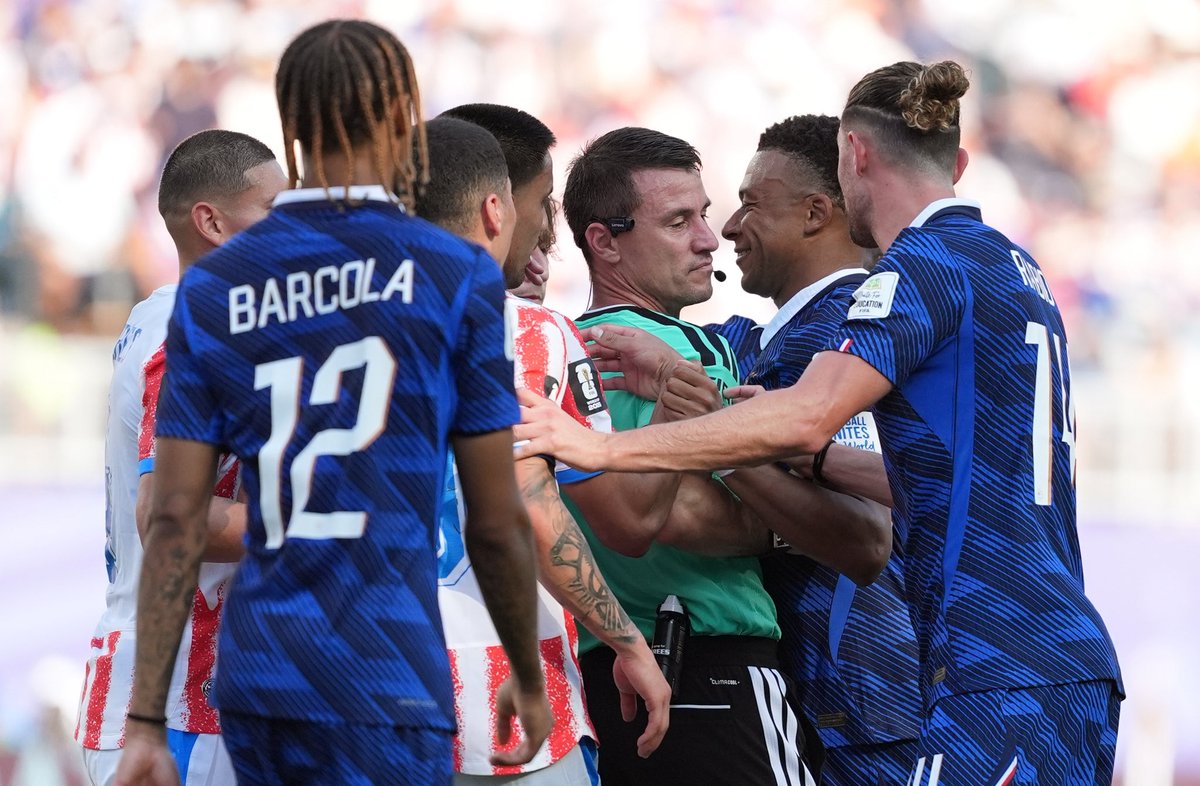 _BeFootball's tweet photo. 🚨 L’arbitre de Paraguay 🇵🇾 - 🇫🇷 France, M. Tantashev 🇺🇿, SE FAIT SALEMENT DÉMONTER dans @lequipe 😱:

« Au bout d’un combat à ne pas montrer aux enfants, face aux provocations paraguayennes et à 𝗟’𝗜𝗡𝗖𝗢𝗠𝗣𝗘́𝗧𝗘𝗡𝗖𝗘 𝗔𝗕𝗦𝗢𝗟𝗨𝗘 de l’arbitre, M. Tantashev, l’entrée de Désiré Doué a sauvé les Bleus de graves ennuis.

On ne cachera pas une certaine surprise, 𝗳𝗮𝗰𝗲 𝗮𝘂 𝗳𝗲𝘀𝘁𝗶𝘃𝗮𝗹 𝗱’𝗮𝗴𝗿𝗲𝘀𝘀𝗶𝗼𝗻𝘀 𝗻𝗼𝗻 𝘀𝗮𝗻𝗰𝘁𝗶𝗼𝗻𝗻𝗲́𝗲𝘀, 𝗲𝘁 𝗮̀ 𝗹𝗮 𝗿𝗶𝗯𝗮𝗺𝗯𝗲𝗹𝗹𝗲 𝗱𝗲 𝗰𝗮𝗿𝘁𝗼𝗻𝘀 𝗮𝗱𝗿𝗲𝘀𝘀𝗲́𝗲 𝗮𝘂𝘅 𝗙𝗿𝗮𝗻𝗰̧𝗮𝗶𝘀.

L’incompétence fondamentale de M. Tantashev à diriger ce match-là aura été le fil rouge de cette soirée rendue vénéneuse par sa manière de rester aveugle aux grosses fautes des Paraguayens…

𝗮̀ 𝘁𝗲𝗹 𝗽𝗼𝗶𝗻𝘁 𝗾𝘂’𝗶𝗹 𝗮𝘂𝗿𝗮 𝗳𝗮𝗹𝗹𝘂 𝗾𝘂𝗲 𝗹𝗲 𝗩𝗔𝗥 𝗹𝘂𝗶 𝗺𝗼𝗻𝘁𝗿𝗲 𝗹’𝗶𝗺𝗮𝗴𝗲 𝗱𝗲 𝗹𝗮 𝗳𝗮𝘂𝘁𝗲 𝘀𝘂𝗿 𝗗𝗲́𝘀𝗶𝗿𝗲́ 𝗗𝗼𝘂𝗲́ 𝗽𝗼𝘂𝗿 𝗾𝘂’𝗶𝗹 𝘀𝗲 𝗿𝗲́𝘀𝗼𝗹𝘃𝗲 𝗮̀ 𝗮𝗰𝗰𝗼𝗿𝗱𝗲𝗿 𝗹𝗲 𝗽𝗲𝗻𝗮𝗹𝘁𝘆, 𝗷𝘂𝘀𝘁𝗲 𝗮𝗽𝗿𝗲̀𝘀 𝗮𝘃𝗼𝗶𝗿 𝗳𝗲𝗿𝗺𝗲́ 𝗹𝗲𝘀 𝘆𝗲𝘂𝘅 𝘀𝘂𝗿 𝘂𝗻𝗲 𝗳𝗮𝘂𝘁𝗲 𝗰𝗼𝗺𝗽𝗮𝗿𝗮𝗯𝗹𝗲 𝘀𝘂𝗿 𝗹’𝗮𝗶𝗹𝗶𝗲𝗿 𝗳𝗿𝗮𝗻𝗰̧𝗮𝗶𝘀.

À un arbitre qui ne lui plaisait pas, ce qui était certes le cas de la plupart, Bernard Lacombe suggérait qu’il n’avait pas besoin de lunettes, mais d’un chien, 𝗲𝘁 𝗼𝗻 𝗱𝗶𝗿𝗮 𝗾𝘂𝗲 𝗹’𝗢𝘂𝘇𝗯𝗲𝗸𝗵 𝗲𝗻𝘁𝗿𝗲 𝗱𝗮𝗻𝘀 𝗰𝗲𝘁𝘁𝗲 𝗰𝗮𝘁𝗲́𝗴𝗼𝗿𝗶𝗲 𝗱𝗲𝘀 𝗮𝗿𝗯𝗶𝘁𝗿𝗲𝘀 𝗾𝘂𝗶 𝗹𝗮𝗶𝘀𝘀𝗲𝗻𝘁 𝘂𝗻𝗲 𝘁𝗿𝗮𝗰𝗲, 𝗰𝗲 𝗾𝘂𝗶 𝗲𝘀𝘁 𝗿𝗮𝗿𝗲𝗺𝗲𝗻𝘁 𝘂𝗻 𝗯𝗼𝗻 𝘀𝗶𝗴𝗻𝗲.

Jamais les Paraguayens n’ont cherché à faire croire qu’ils étaient là pour autre chose. Ils n’étaient pas là pour se faire des passes, plutôt pour titiller, pour provoquer. »