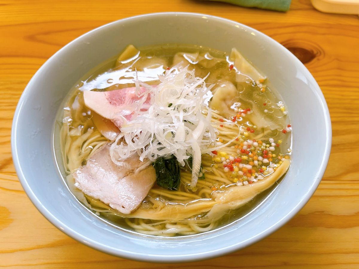 _sakuji's tweet photo. らぁ麺 空条＠明科で、塩らぁ麺＋ワンタン3ケ。6/13オープンの新店。きりっと塩が立つシャープなスープにしなやかな棣鄂麺。旧八十二銀行方面からアクセスすると店へのアプローチはフェズやマラケシュの旧市街を想起させるまさにラビリンス。今まで訪れたラーメン店でも過去イチレベルの隠れ家系。 https://t.co/l7sqIPneiC