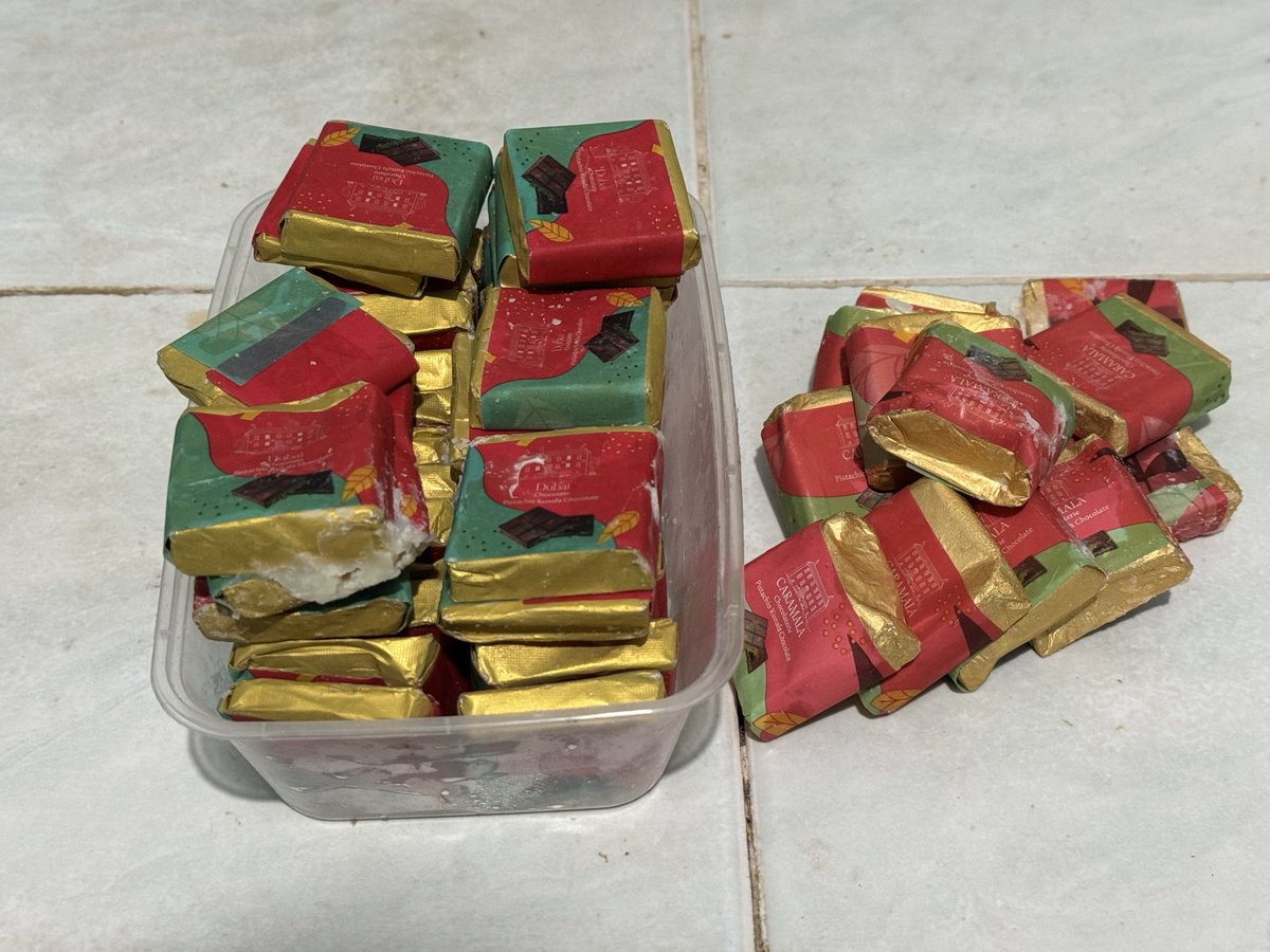 mayaqurota's tweet photo. Kisah penyelamatan cokelat dari pasar Kakkiyah, yang meleleh di perjalanan

Foto 1 perbandingan antara bungkus pink bertulis dubai chocolate dan caramela dalam 1kg pembelian (30 SAR)
Foto 2 perbandingan isinya (bentuk sudah nggak bagus karena leleh) tipis: dubai, tebal: caramela https://t.co/1XHWNZRtOD