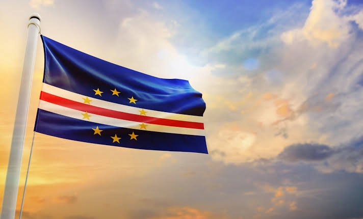 EmiKevin's tweet photo. 51 anos de independência de Cabo Verde!

tudo o que somos hoje devemos à coragem daqueles que lutaram contra o colonialismo. 

uma dívida eterna de gratidão aos nossos heróis nacionais, cujo sacrifício tornou a nossa liberdade real. 

viva Kabu Verdi livri y soberanu!🇨🇻✊🏿 https://t.co/OynmyuvGVx