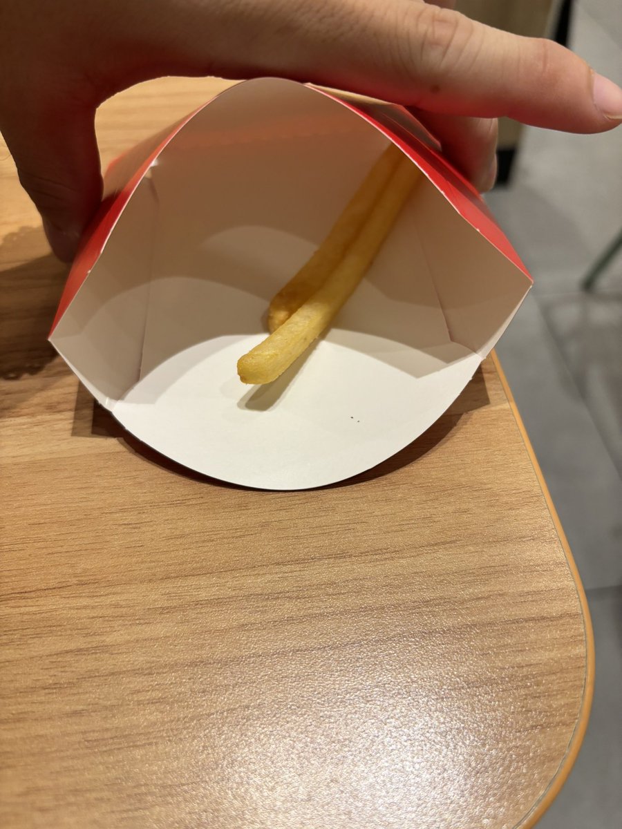 Pepe_GoGo55's tweet photo. マックで店員さんが運んで来てくれた時に
ポテト1本落としたからって2本貰ったんだけどどう反応したらいいの？wwww https://t.co/6JJN3fSNWo