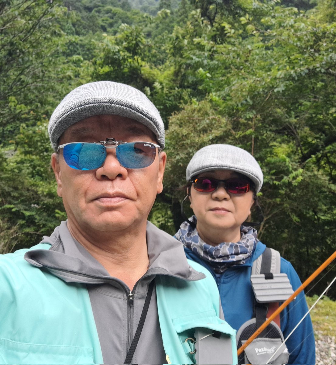 guriguri0728's tweet photo. 30数年振りの夫婦で管釣り🐟ラインも結べない嫁👩を完全バックアップで。
釣り始めたが全くの無反応のまま2時間😰何とか魚発見し上流からフライを流し込みヒット❗嫁👩も「きたきた✨」と大騒ぎ。無事にランディングしそしてリリース😁
#丹沢ホーム
#嫁と管釣り https://t.co/jJCYjL0XmI