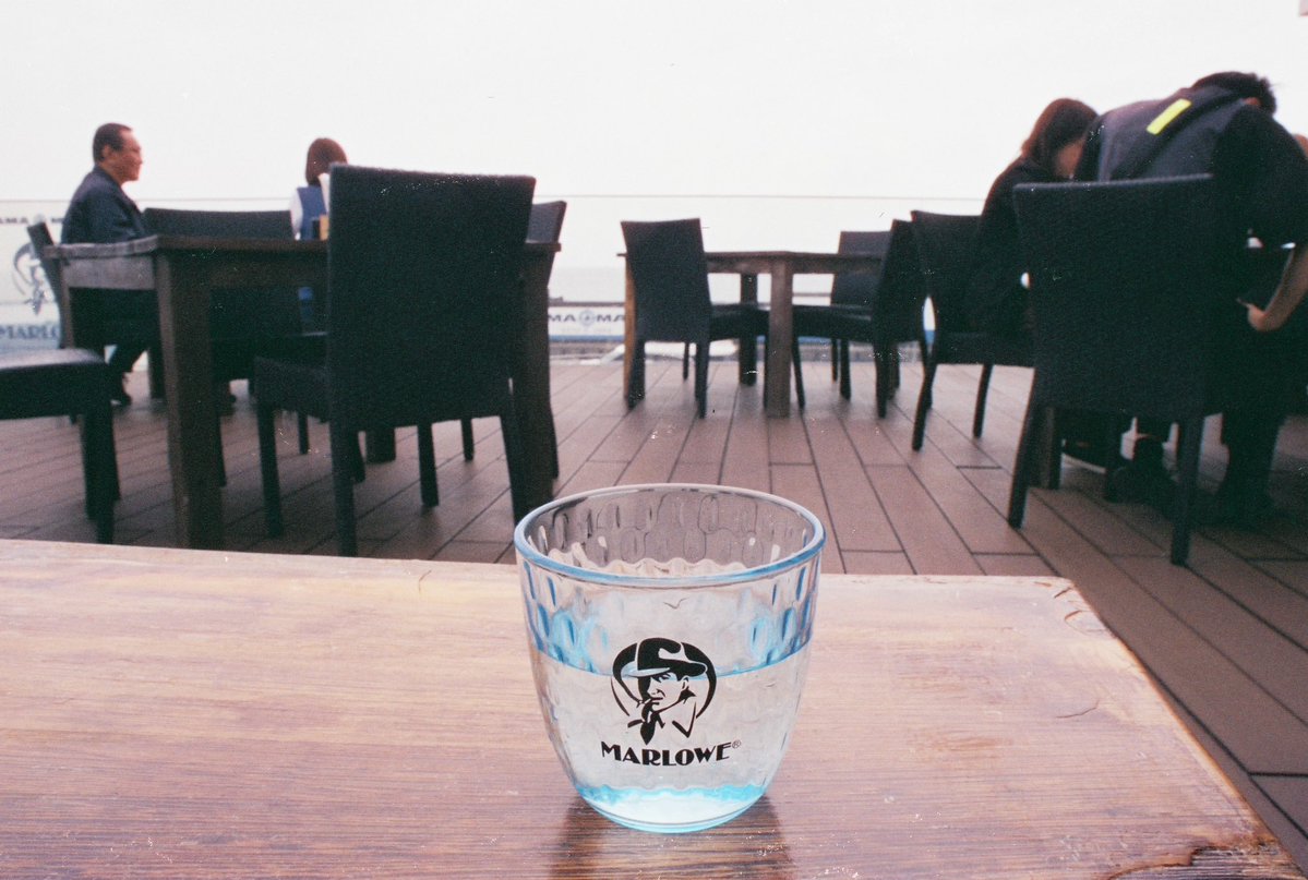 7archangelus's tweet photo. カフェのテラス

フィルム：Marixの24枚撮り
レンズ：-
カメラ：-
現像＆データ化は@tetsuya4281さんです。

#ヘタ写真 #スナップ #フィルムカメラ #フィルム写真 https://t.co/df4OG7g2Lw