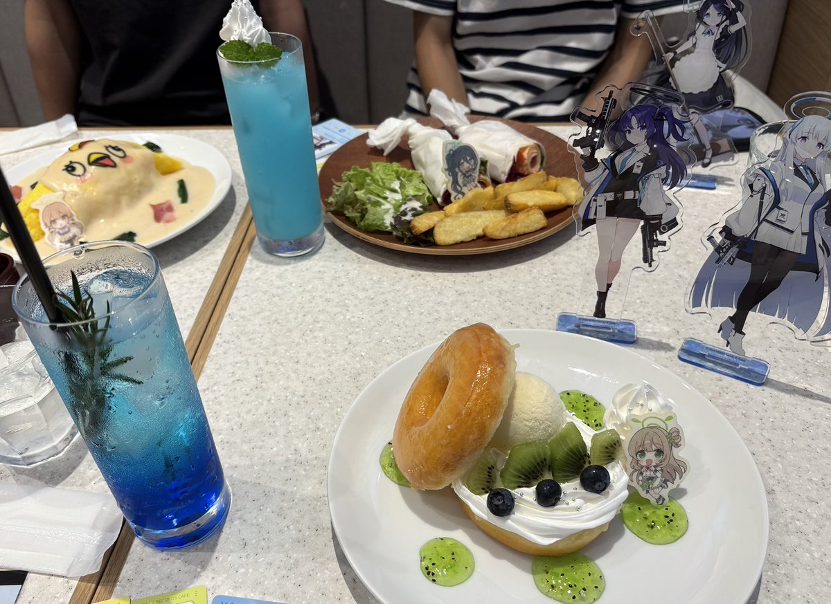 CU_buruaka's tweet photo. 同好会メンバーでコラボカフェに行きました！
#ブルアカ #活動報告 https://t.co/HCj8SBKUgB