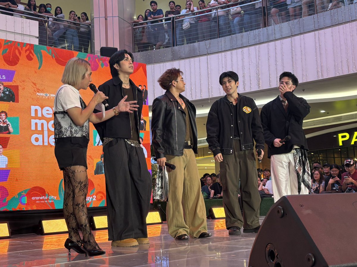 ABSCBNpr's tweet photo. P-pop group WRIVE energizes the crowd with their performance. 🎵🤩

#NewMovieAlert https://t.co/Z6eJO5HhZG